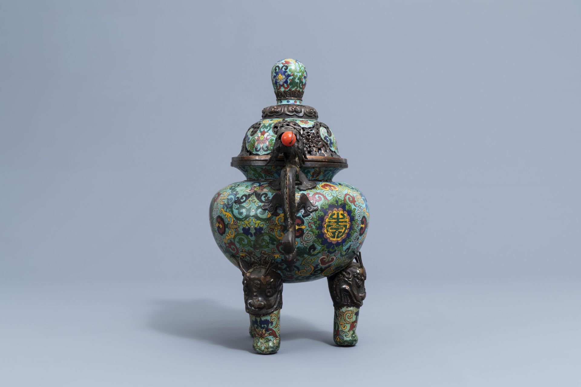 A Chinese cloisonne tripod incense burner and cover with dragon relief design, 20th C. - Image 5 of 7
