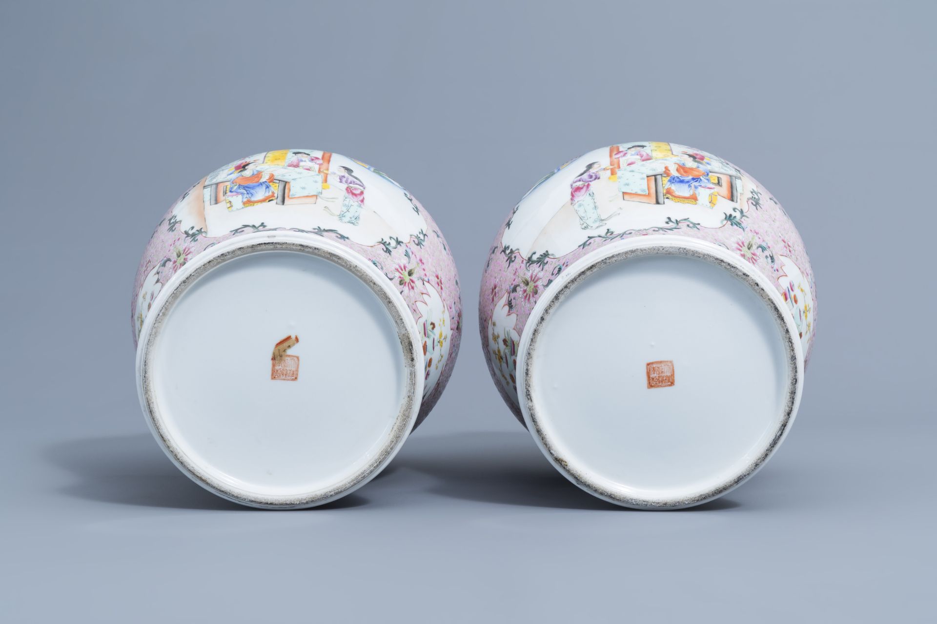 A pair of Chinese famille rose vases and covers with ladies, Qianlong mark, 20th C. - Image 6 of 8