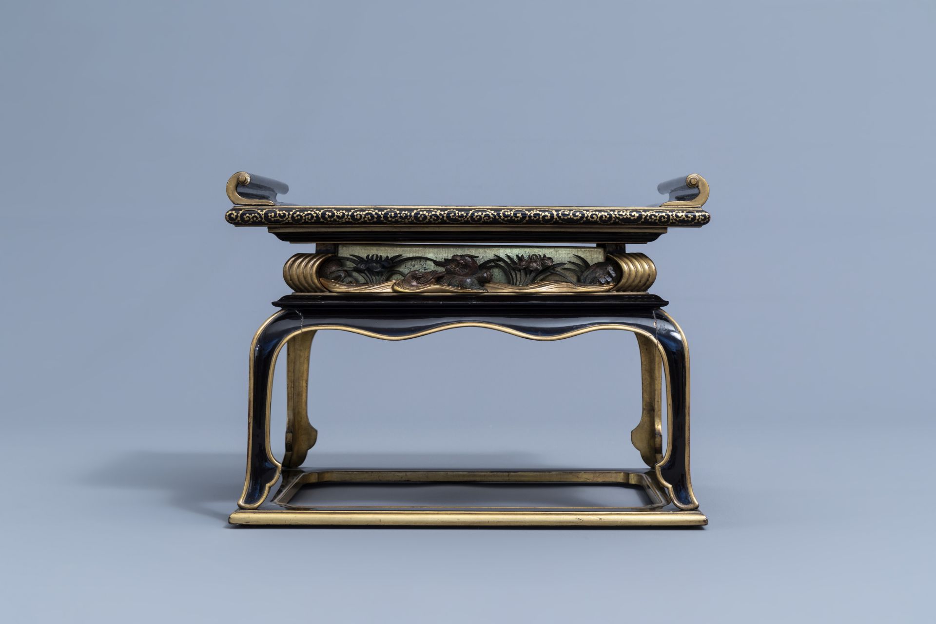 A Japanese gilt and lacquered wooden tray on stand with floral design, Meiji/Showa, 19th/20th C. - Image 2 of 7