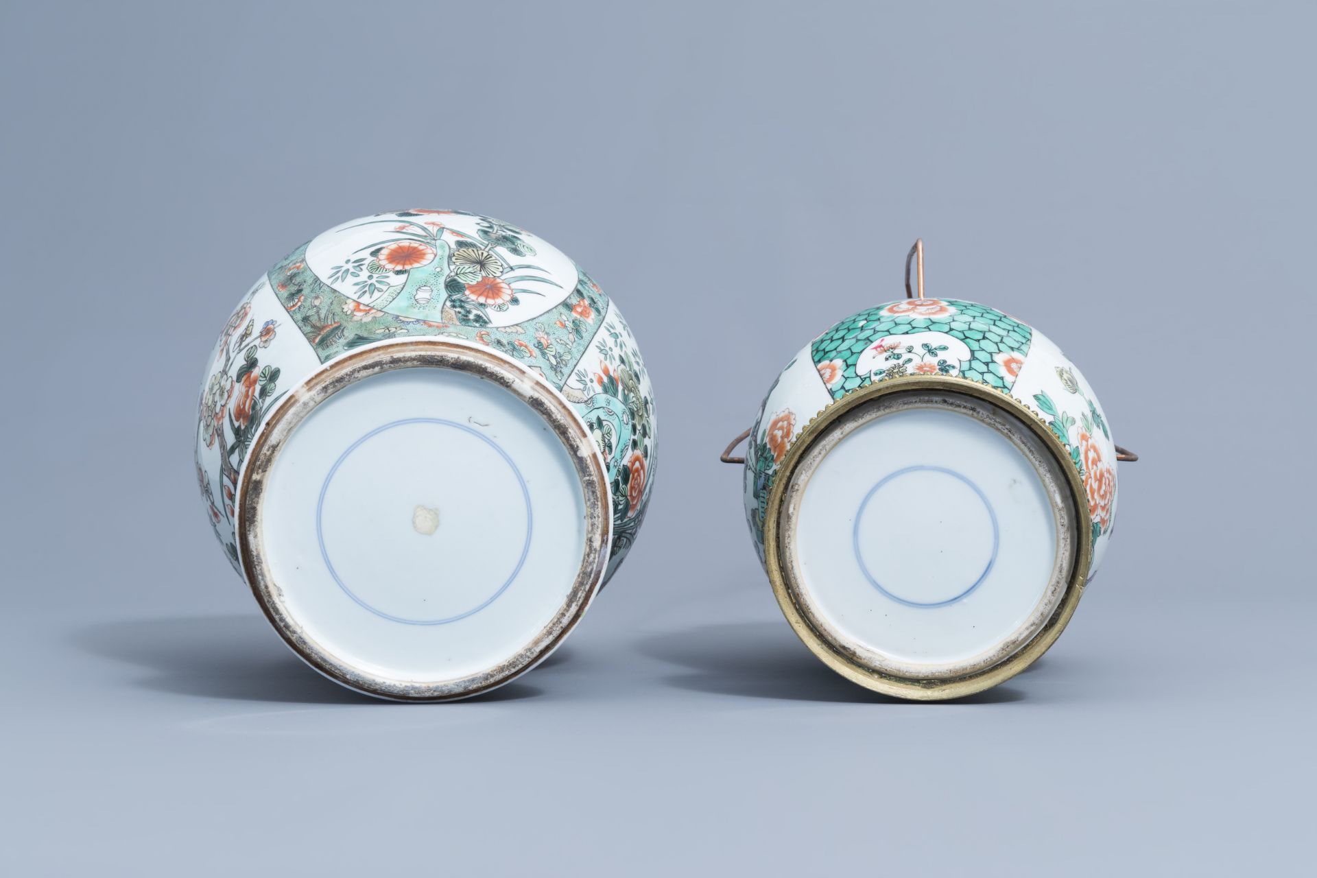 Two Cinese famille verte vases and covers with birds and butterflies, 19th/20th C. - Image 6 of 8