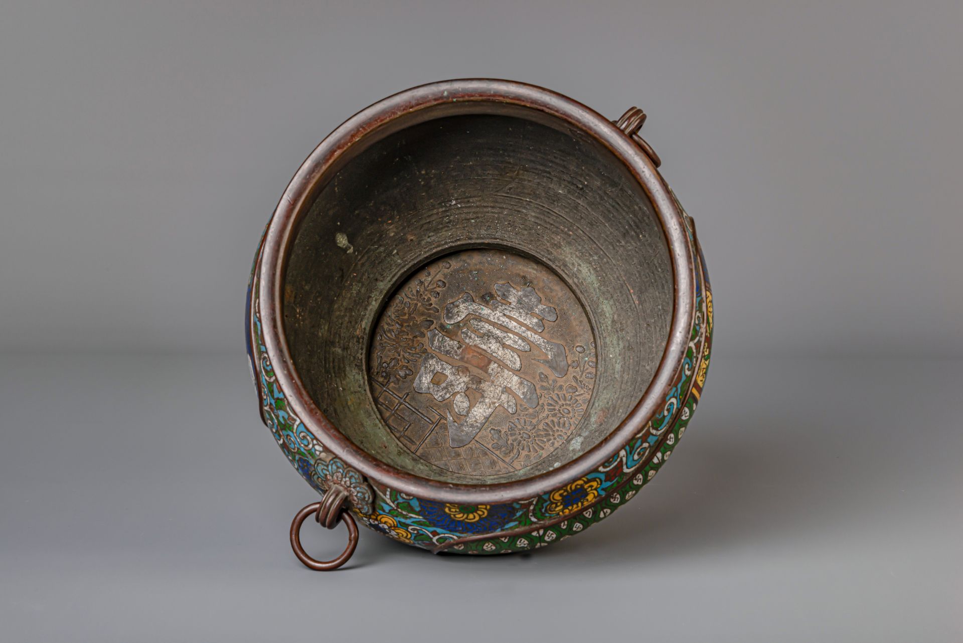 A Japanese vase, a censer and a jardiniere in champleve and cloisonne, Meiji, 19th/20th C. - Image 18 of 20