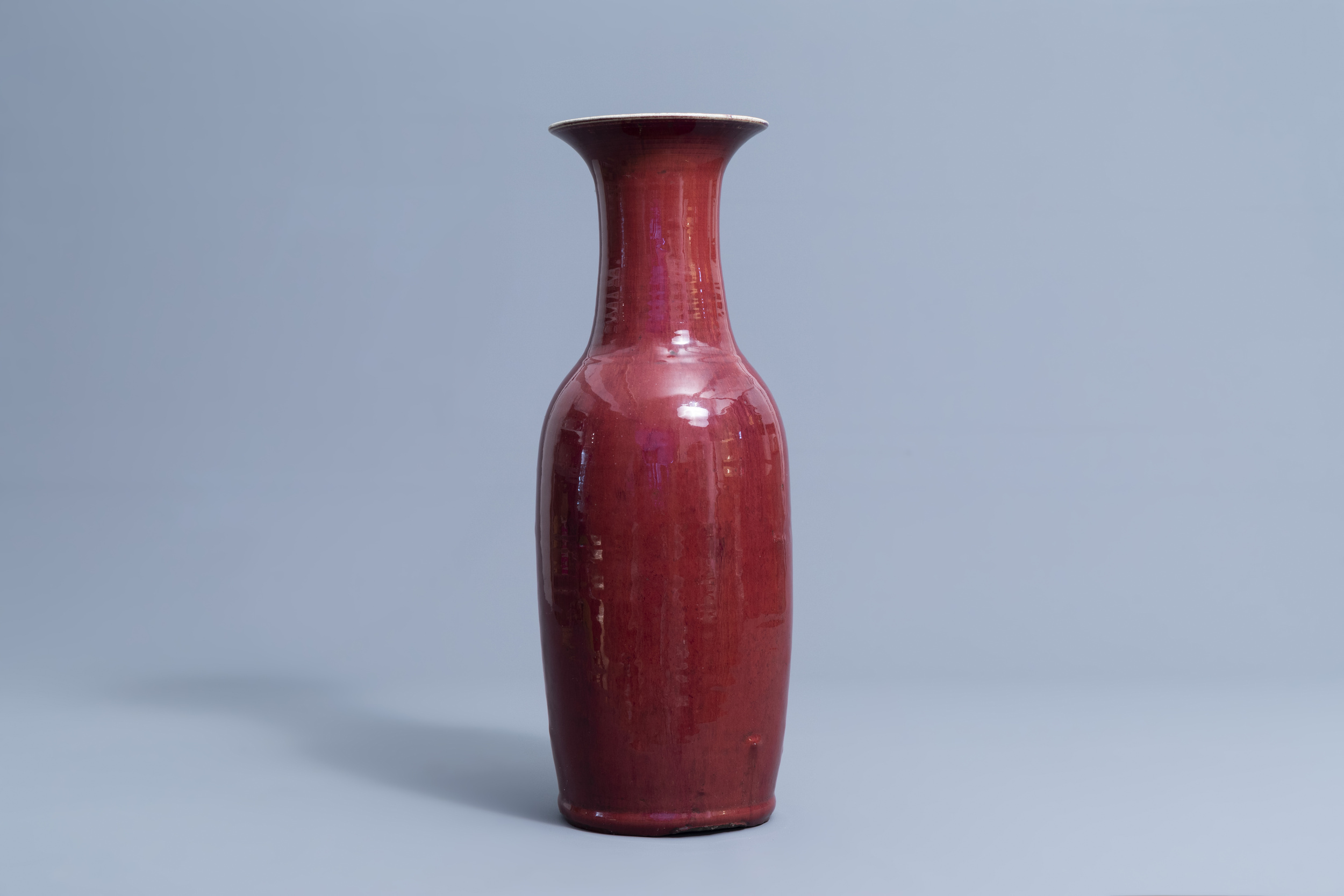 A Chinese monochrome sang de boeuf vase, 19th C. - Image 4 of 6