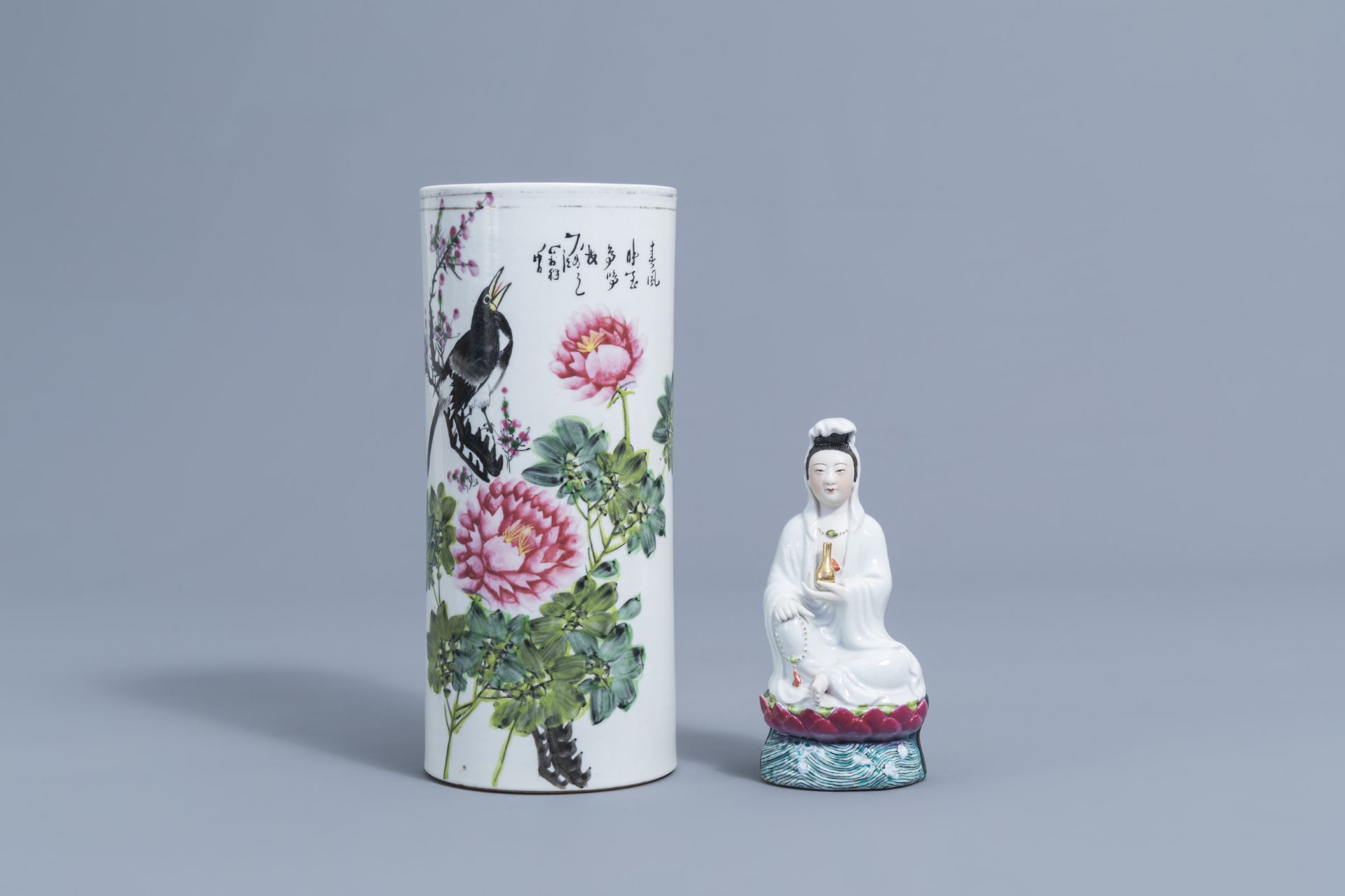 A varied collection of Chinese qianjiang cai and famille rose porcelain, 19th/20th C. - Image 2 of 16