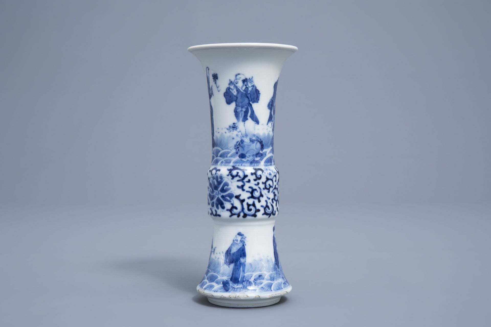 A Chinese blue and white charger and a gu 'Immortals' vase, Kangxi mark, 18th/19th C. - Image 7 of 18