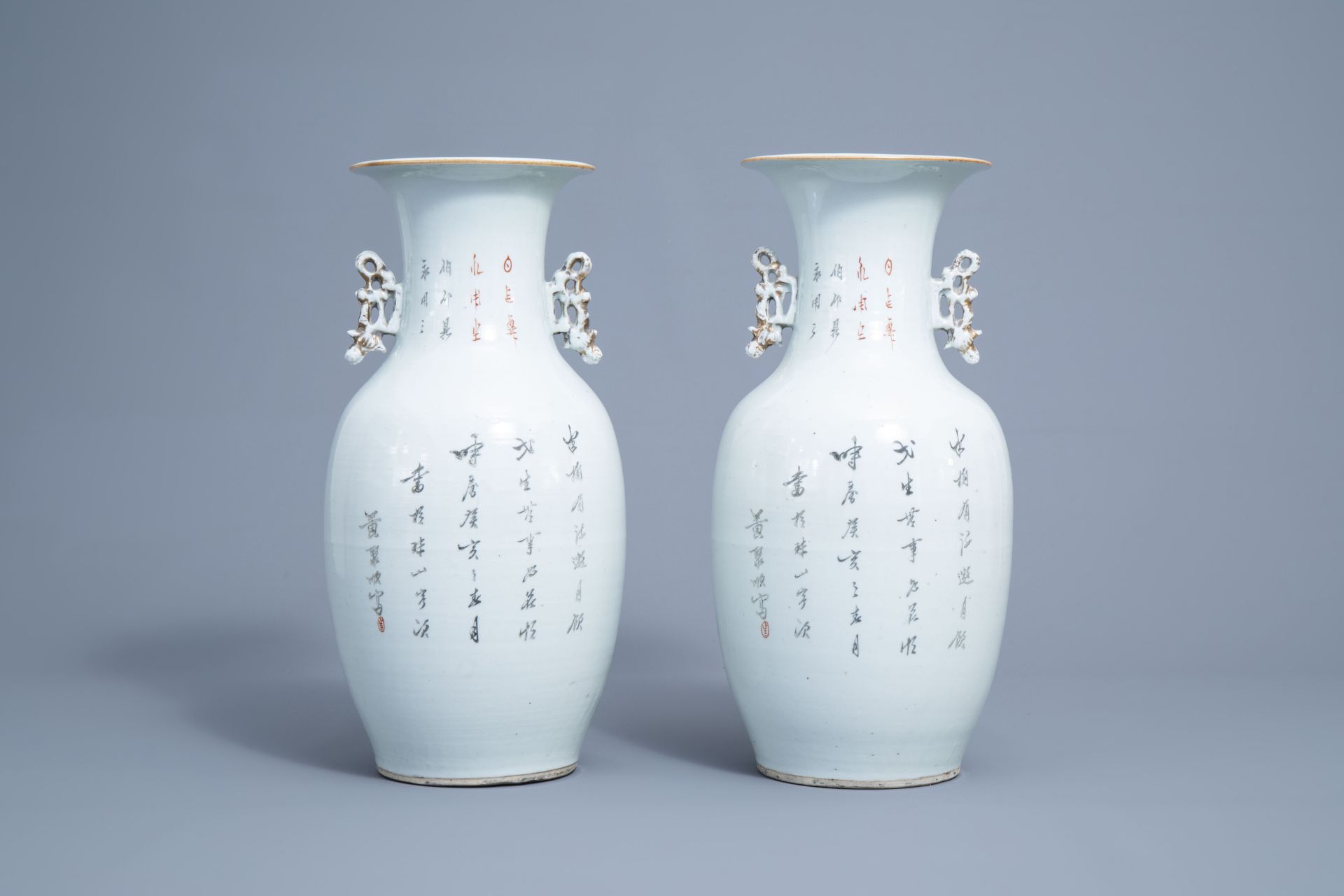 A pair of Chinse famille rose vases with ladies on a terrace, 19th/20th C. - Bild 3 aus 6