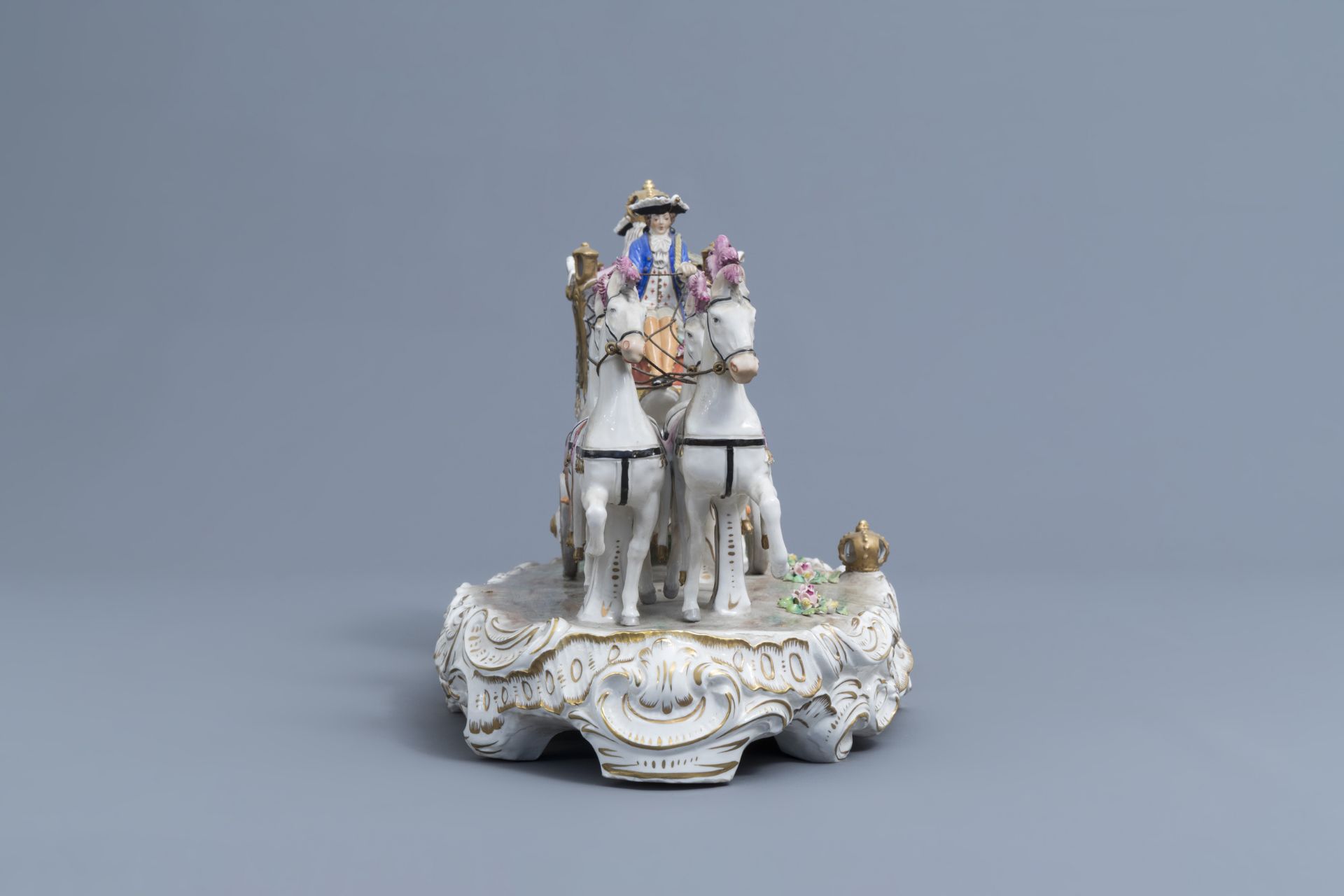 A group with a four-in-hand carriage in polychrome Saxon porcelain, Sitzendorf mark, 20th C. - Image 4 of 11
