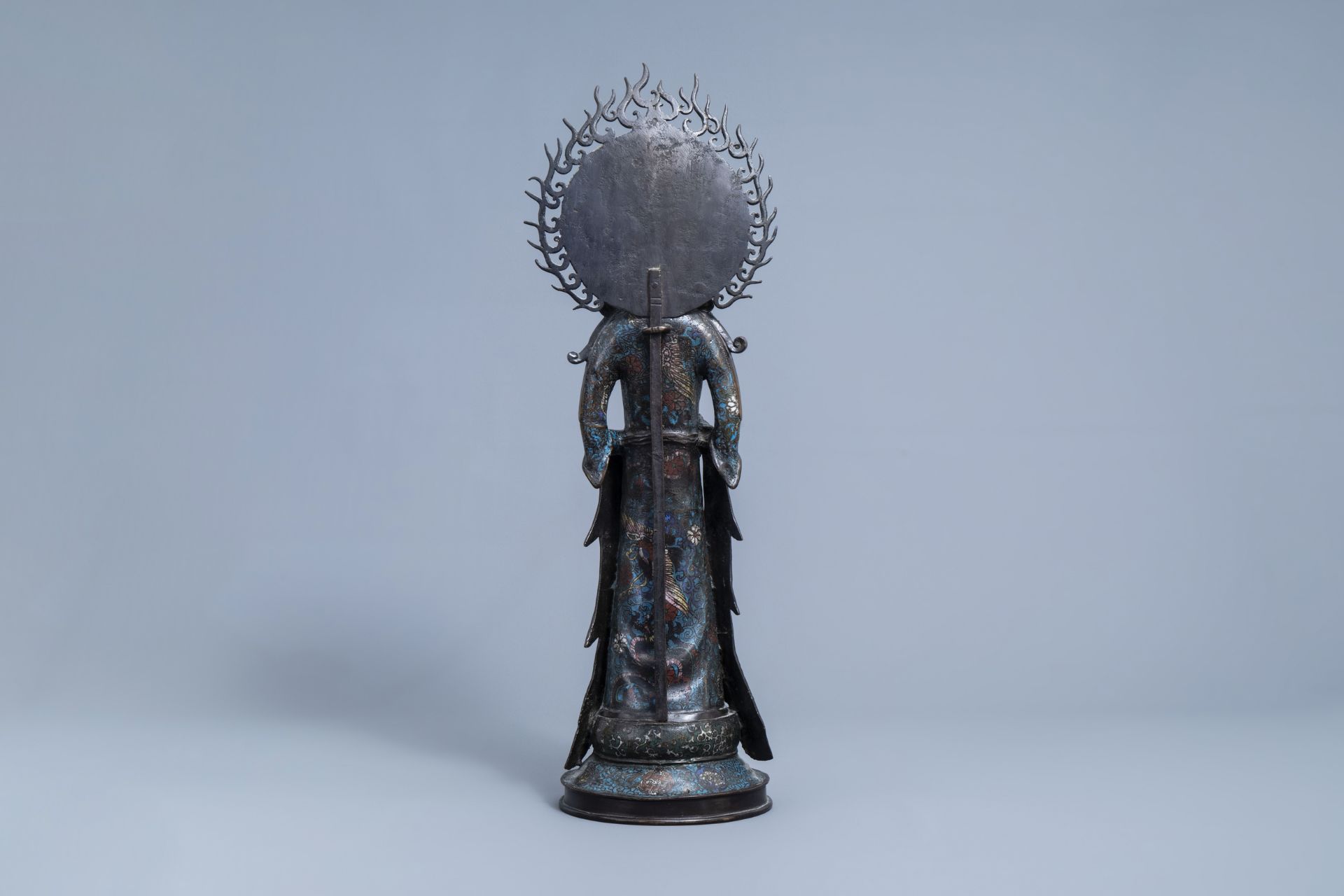 A very tall Japanese champleve enamel and bronze figure of Kannon, Meiji, 19th/20th C. - Image 5 of 9