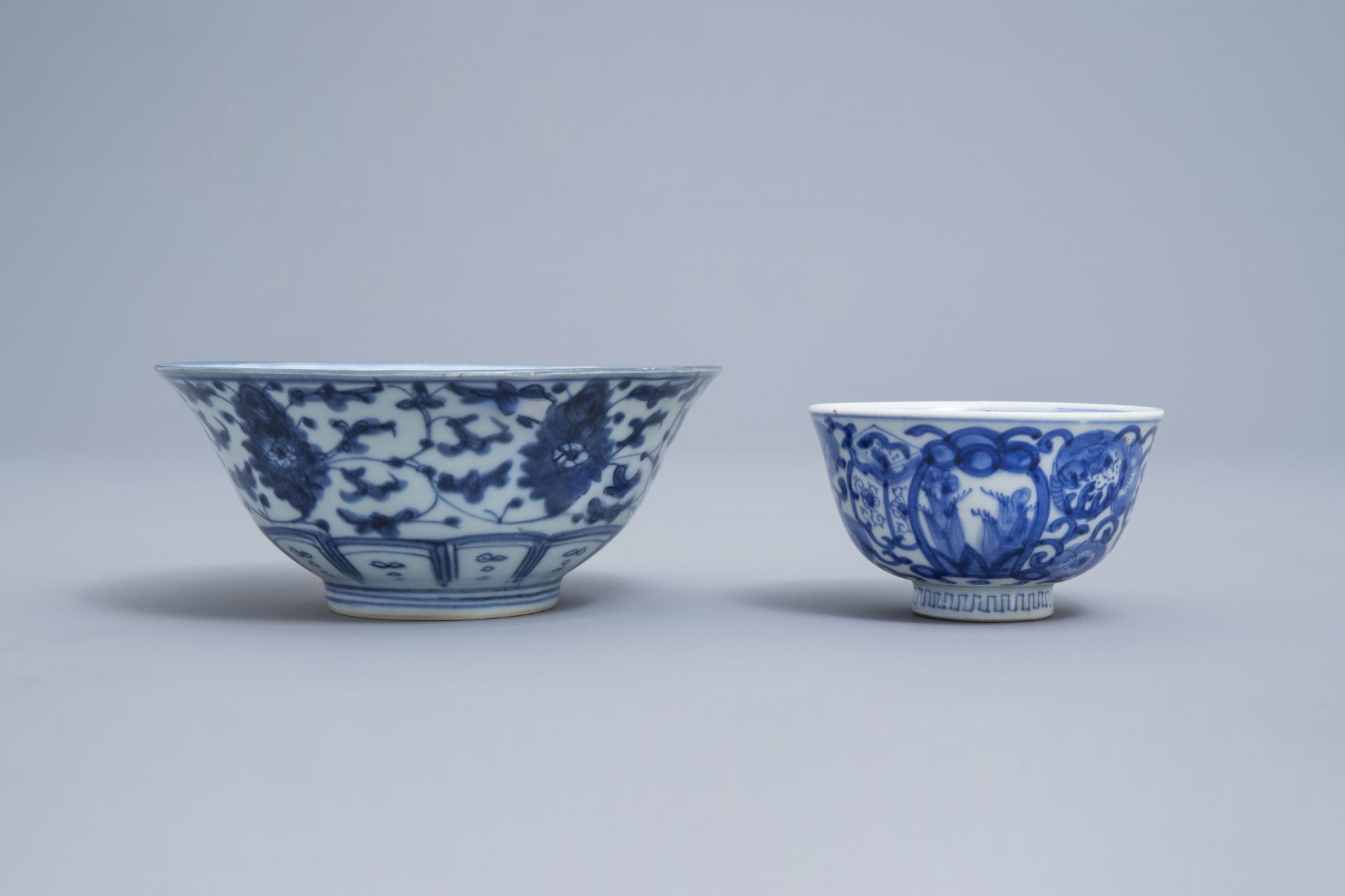 A varied collection of Chinese blue and white bowls and saucers, Ming and later - Image 20 of 30