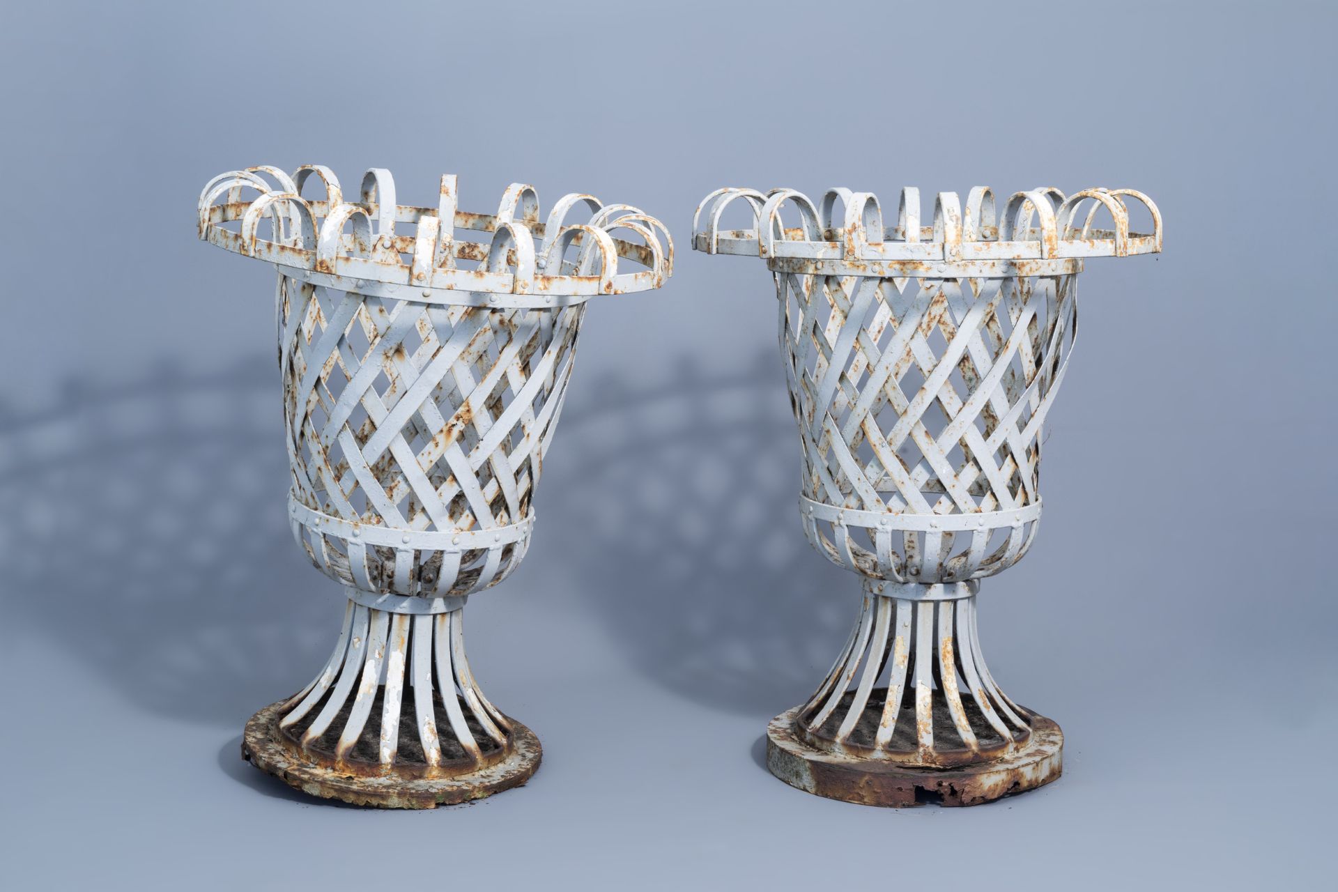 A pair of wrought iron reticulated garden urns, ca. 1900 - Image 4 of 6