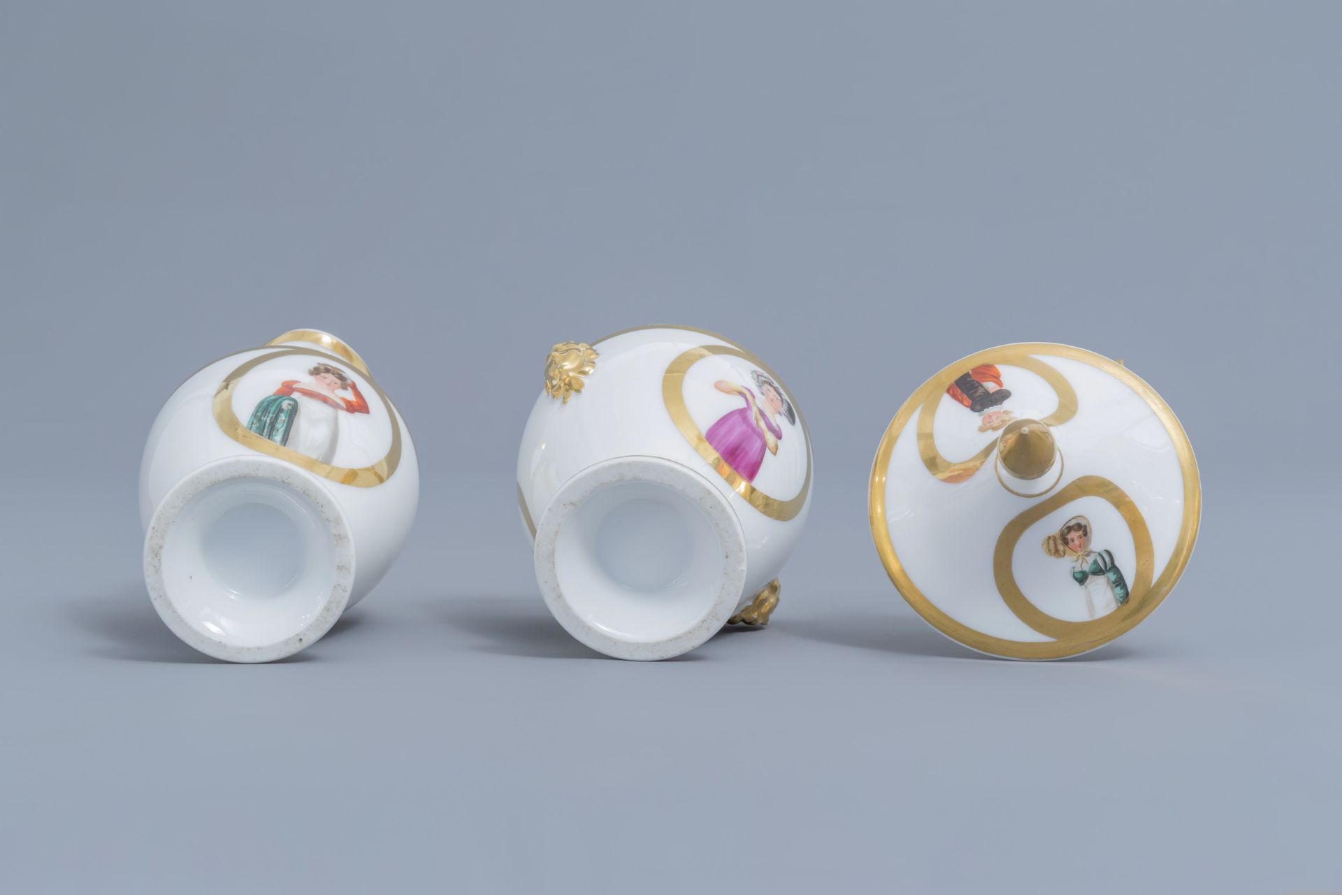 A 25-piece Paris porcelain coffee and tea service with First French Empire ladies portraits, 19th C. - Image 26 of 70