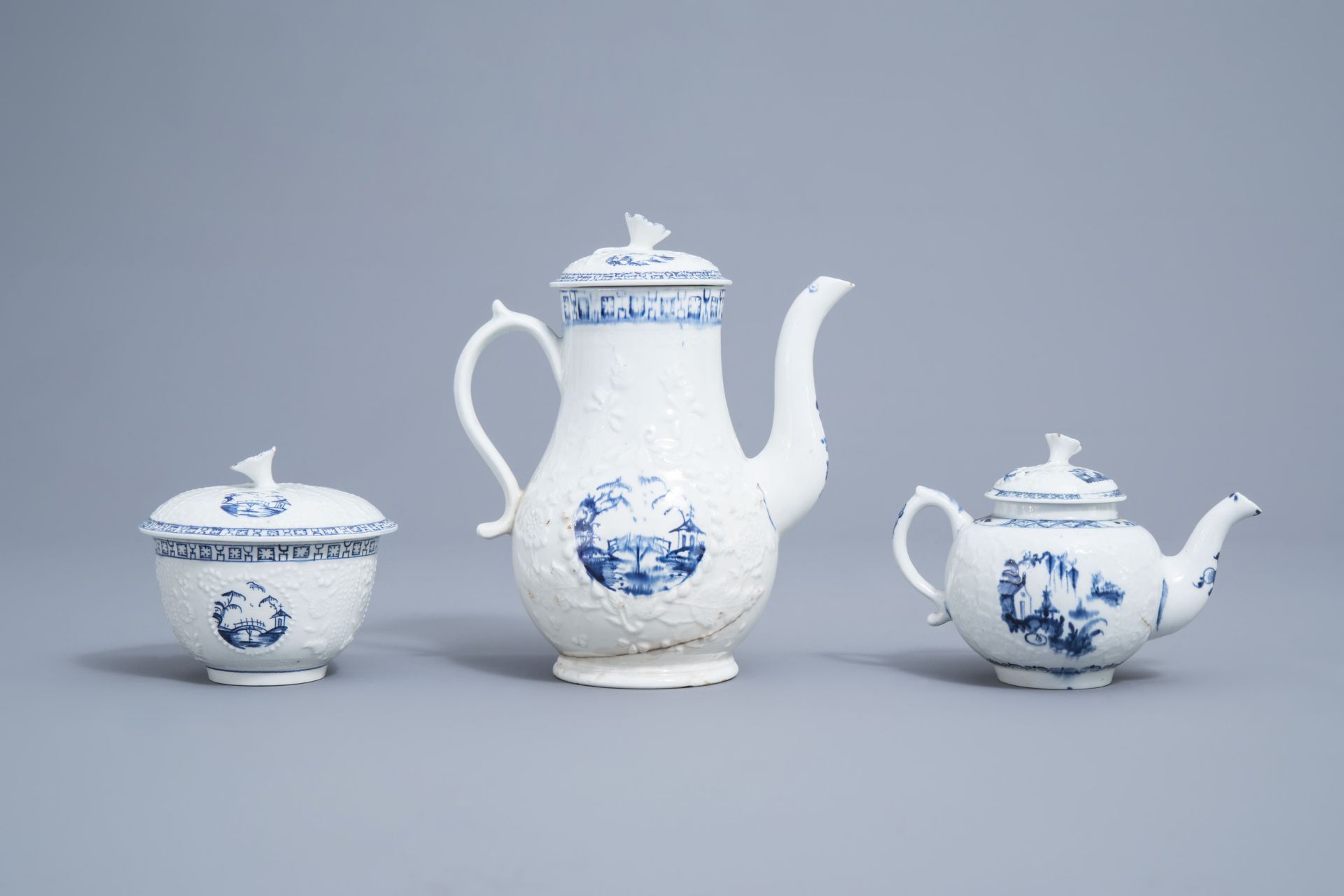 An English 22-piece blue and white Lowestoft creamware 'Hughes' coffee and tea service, 18th C. - Image 23 of 38