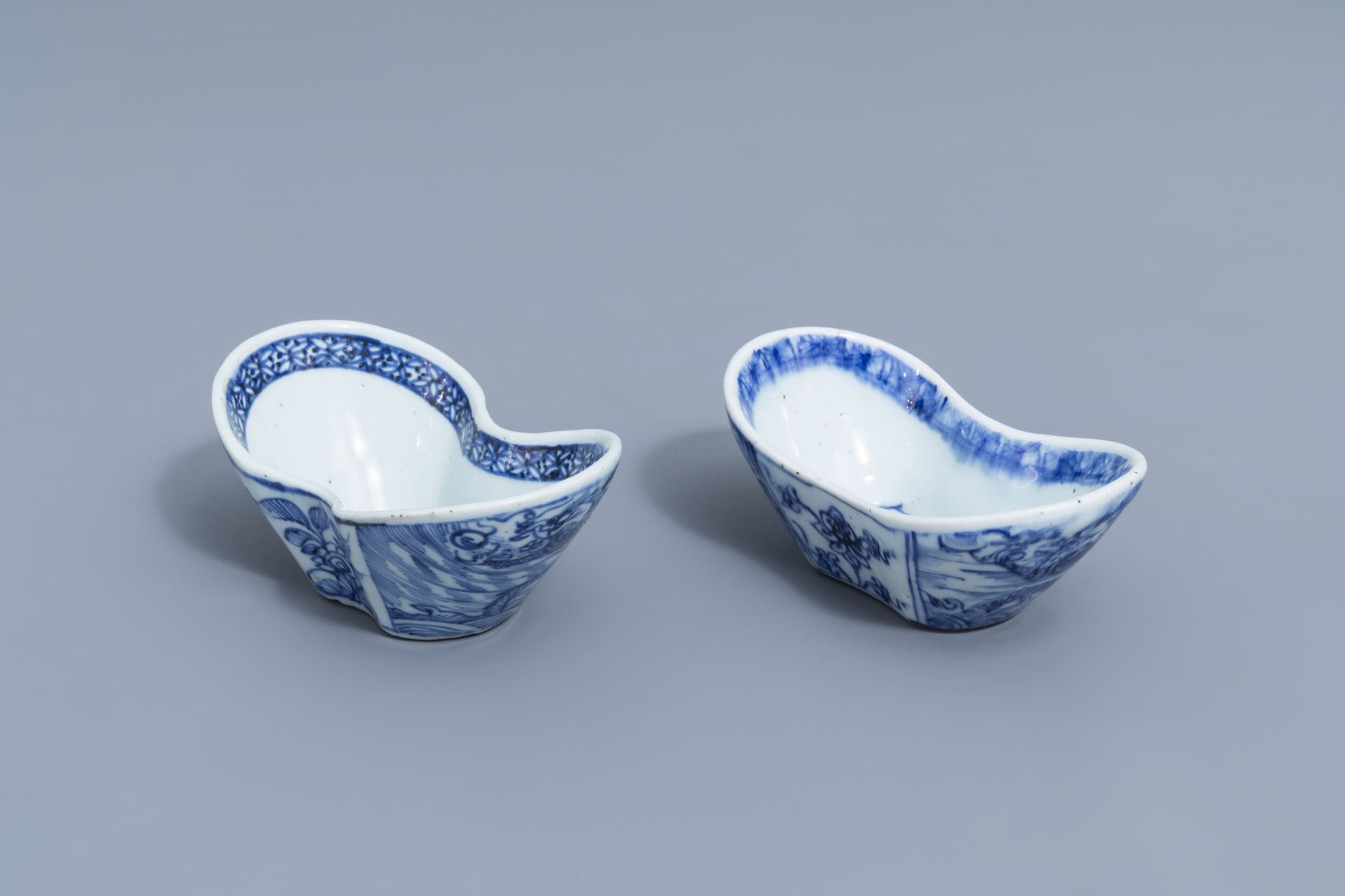 A pair of Chinese blue and white ingot shaped bowls, 18th/19th C. - Image 2 of 20