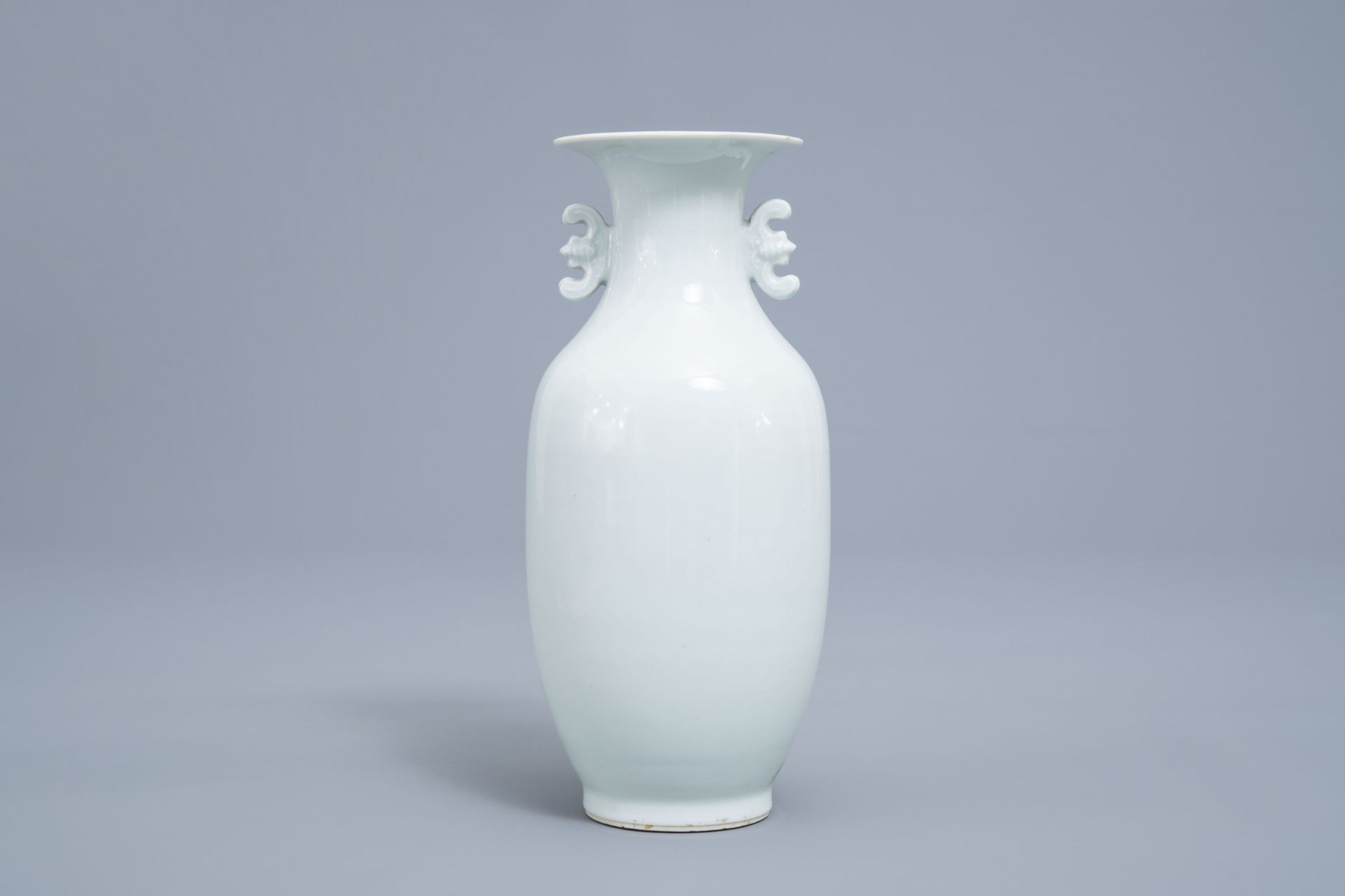 A fine Chinese qianjiang cai vase with a lady in a garden, 19th/20th C. - Image 4 of 7