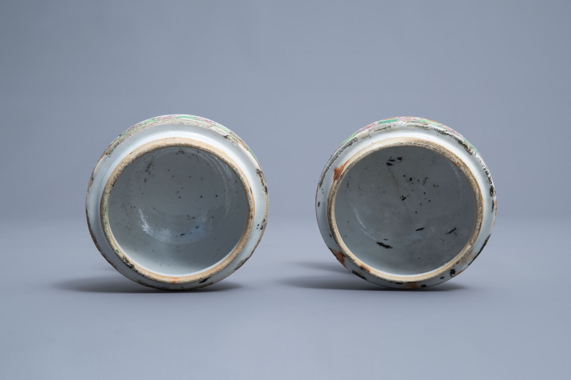 A pair of Chinese Canton famille rose vases and covers, 19th C. - Image 13 of 14