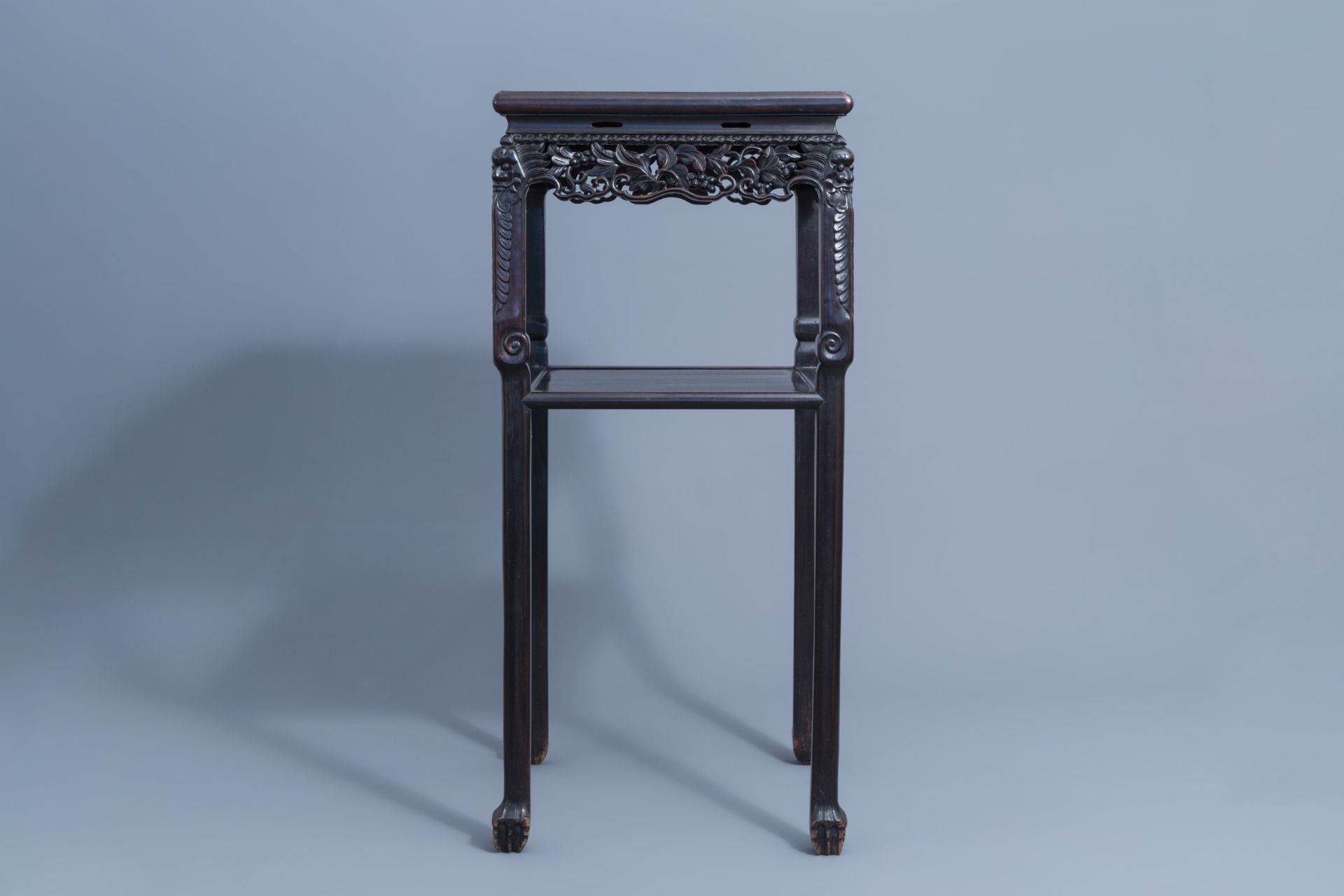 A Chinese carved wooden stand with marble top, 19th/20th C. - Image 5 of 7