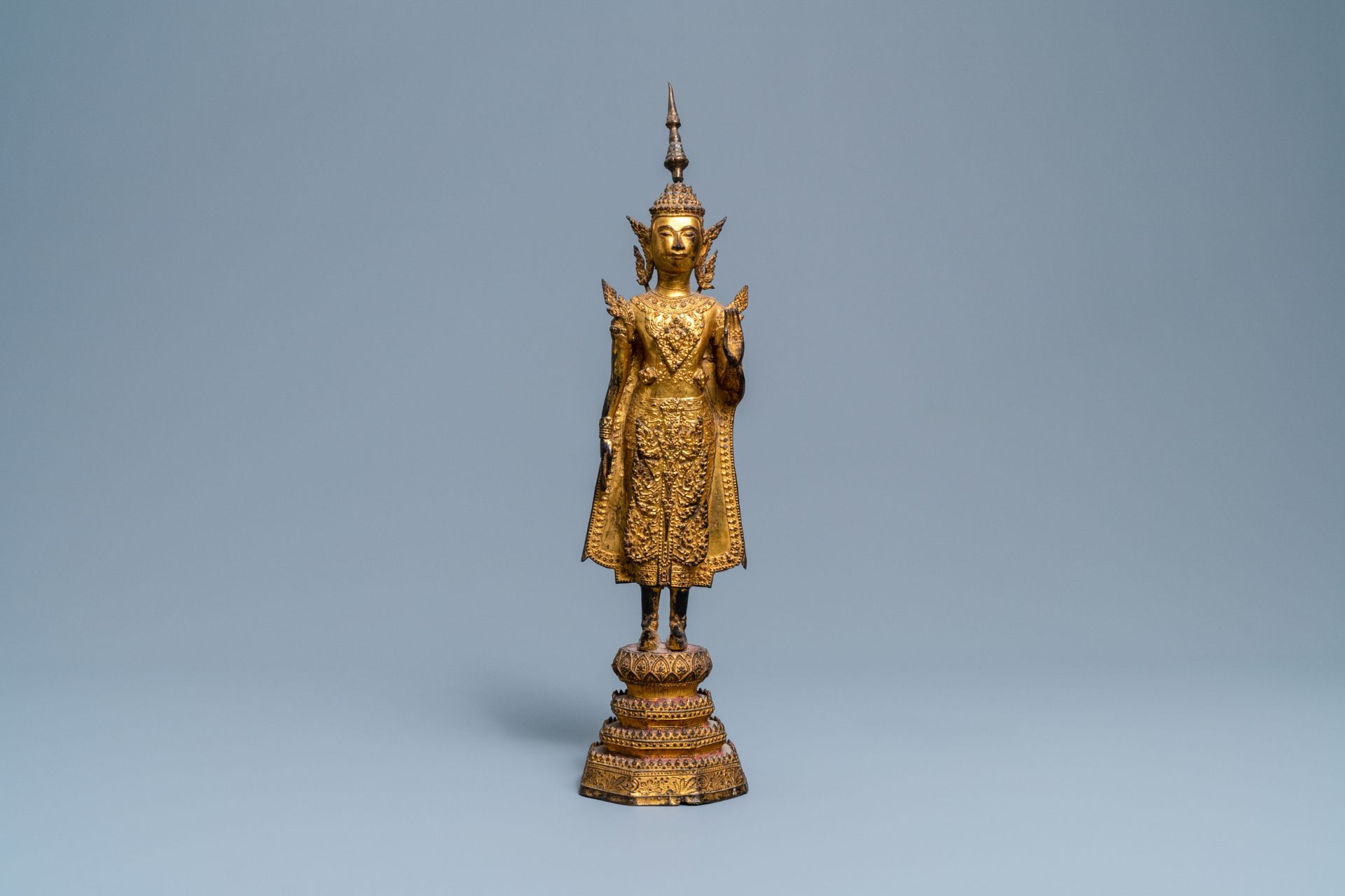 A collection of bronze figures and fragments, India, Thailand and Tibet, 19th C. and earlier - Image 3 of 20