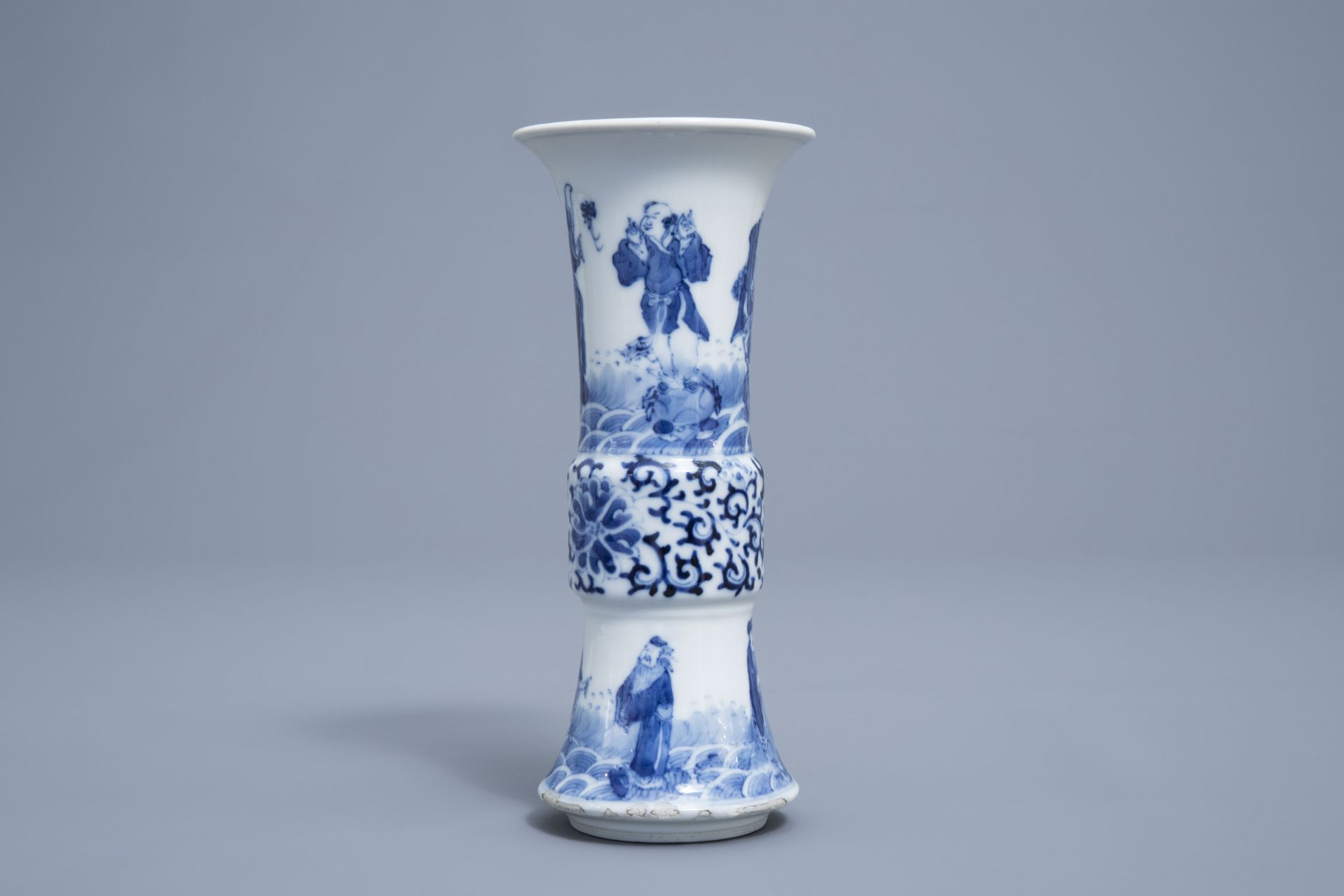 A Chinese blue and white charger and a gu 'Immortals' vase, Kangxi mark, 18th/19th C. - Image 8 of 18