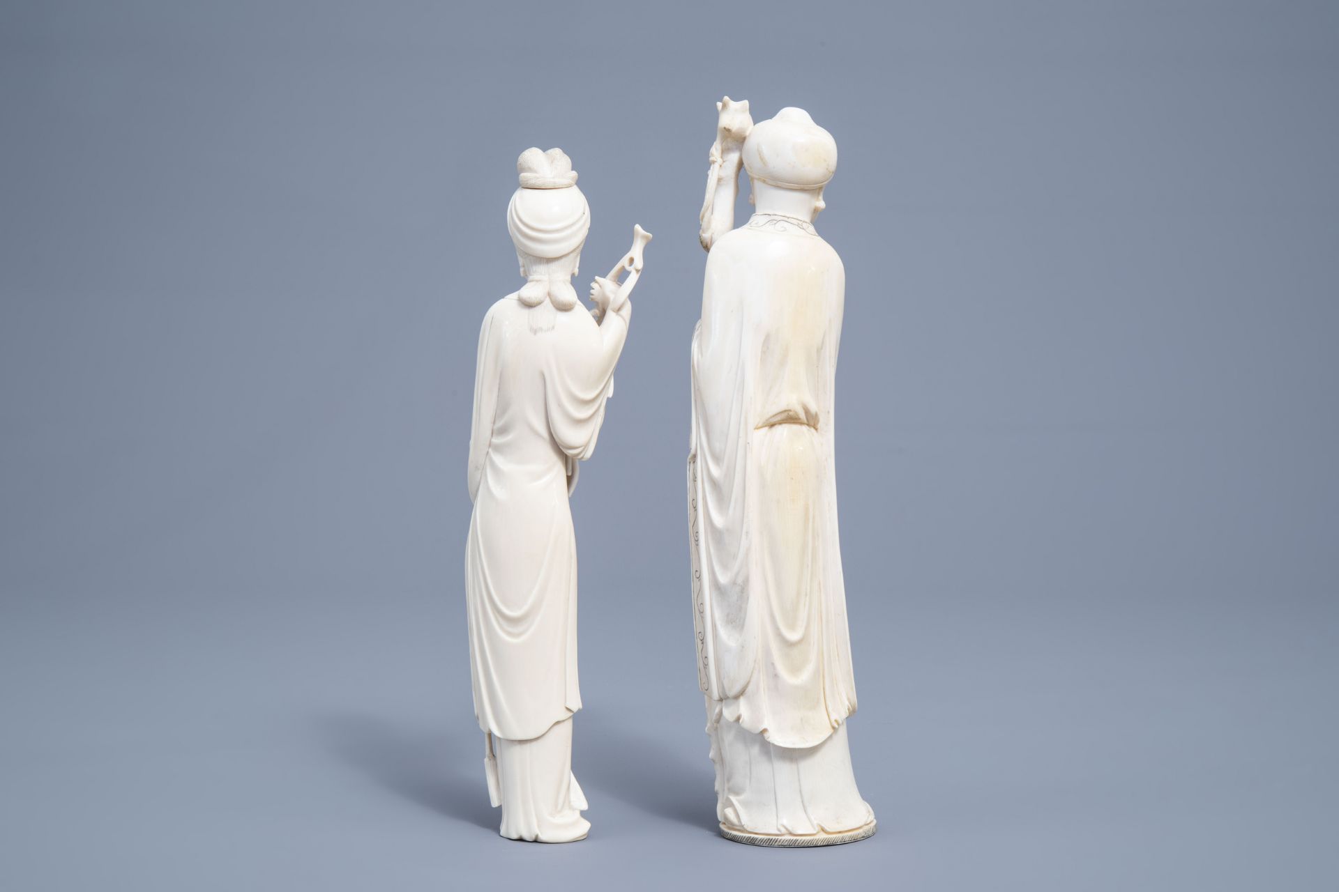 Two Chinese carved ivory figures of a scholar and a lady with a parrot, 19th/20th C. - Image 6 of 9