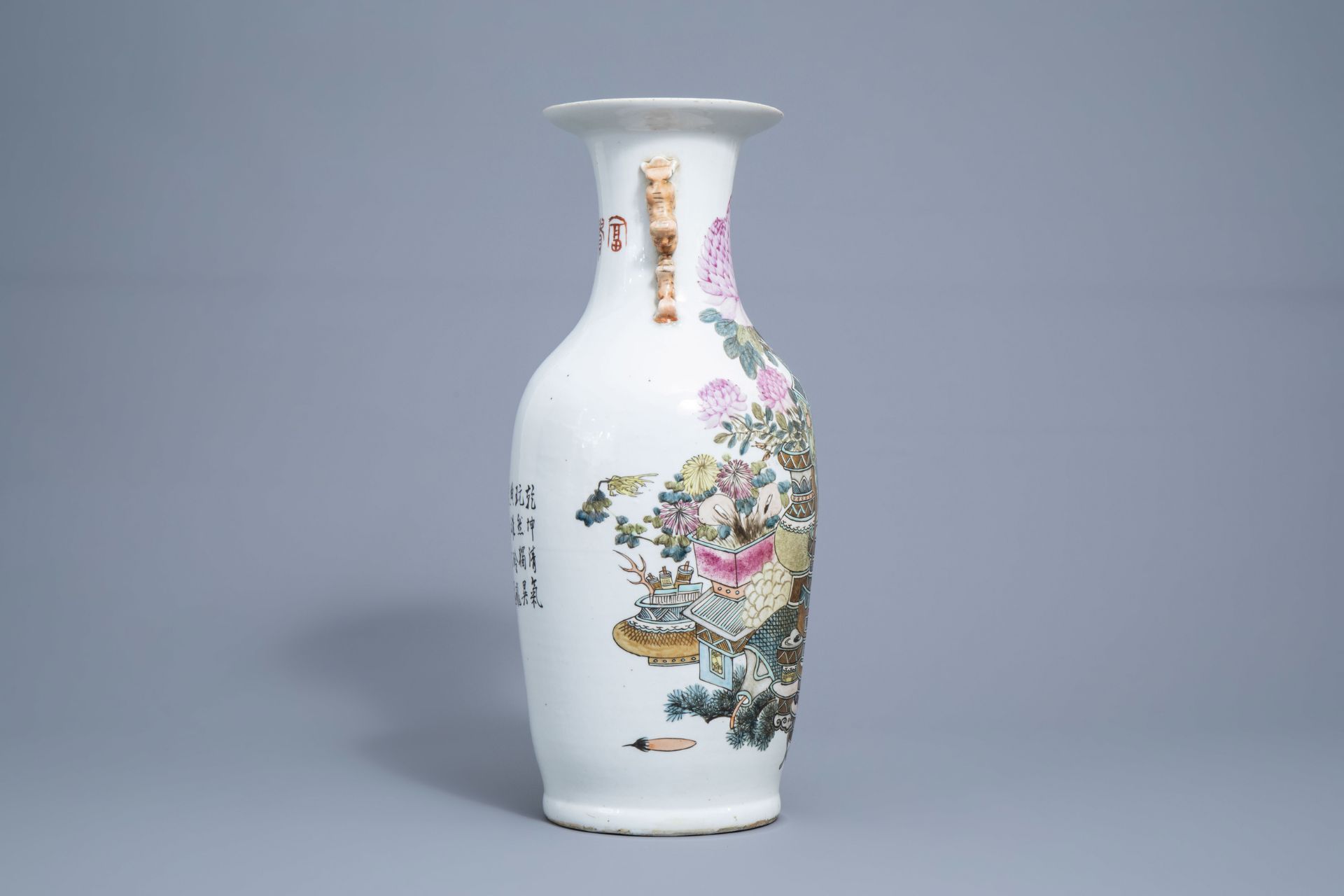 A Chinese qianjiang cai vase with antiquities design, 19th/20th C. - Image 2 of 6