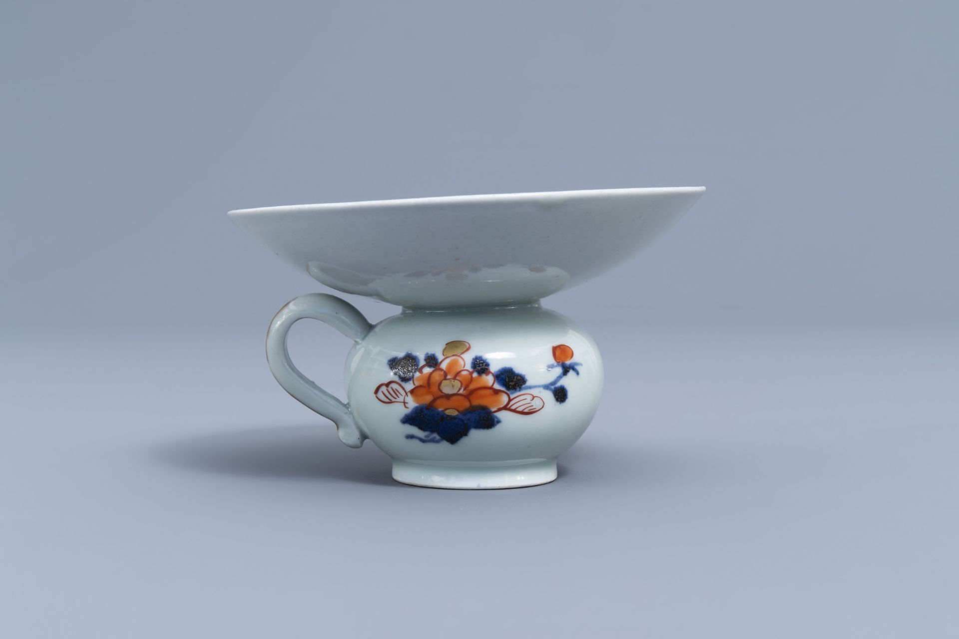A Japanese Imari spittoon with floral design , Edo, 18th C. - Image 3 of 8