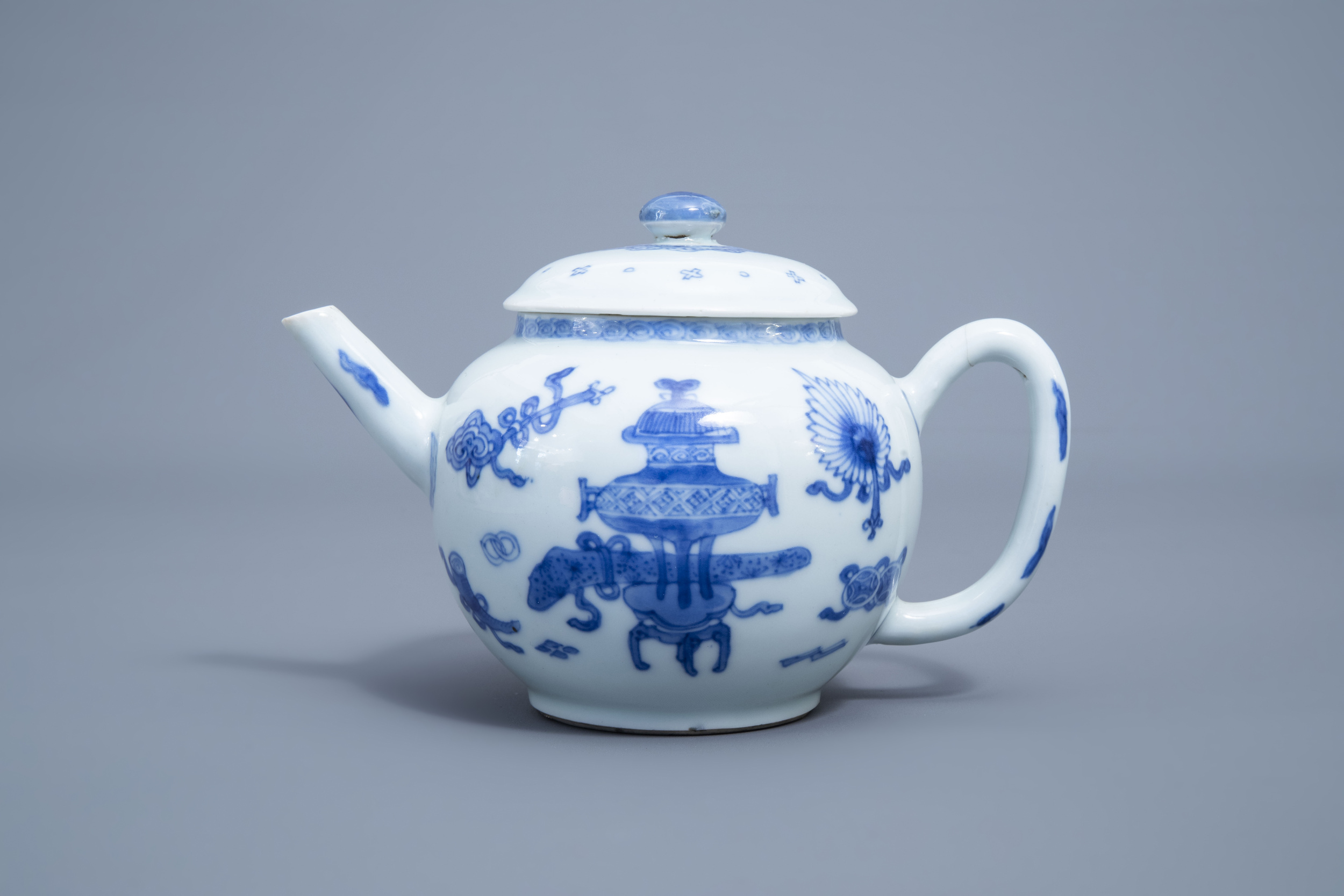 A Chinese blue and white teapot and cover with antiquities design, Kangxi - Image 5 of 8