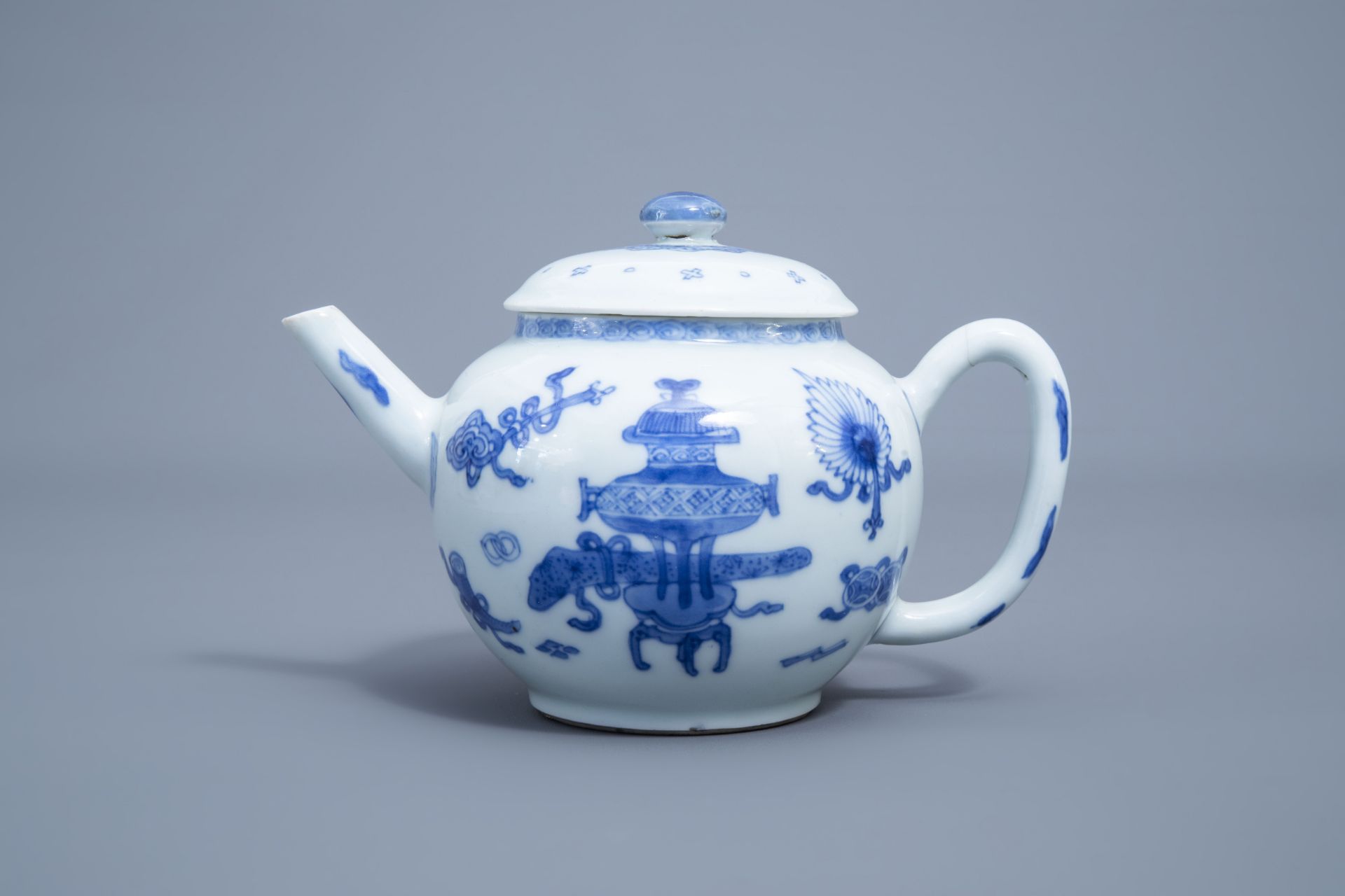 A Chinese blue and white teapot and cover with antiquities design, Kangxi - Image 5 of 8