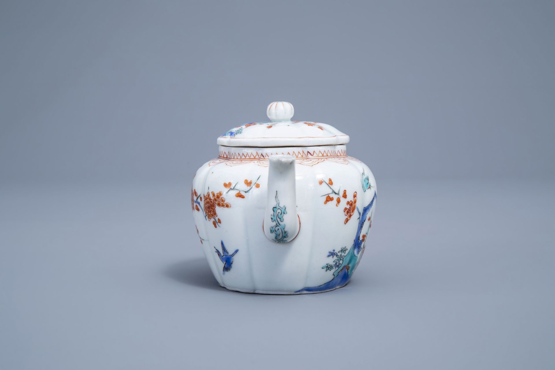 A lobed Japanese Kakiemon teapot and cover, Edo, 18th C. - Image 6 of 8