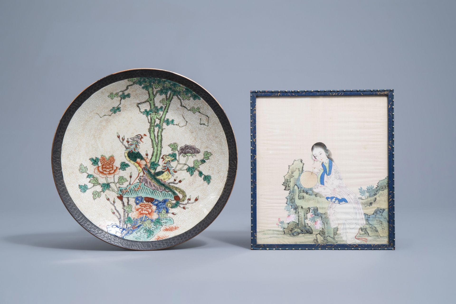 A Chinese Nanking famille verte charger, a pair of polychrome birds and a painting on silk, 19th/20t - Image 8 of 10