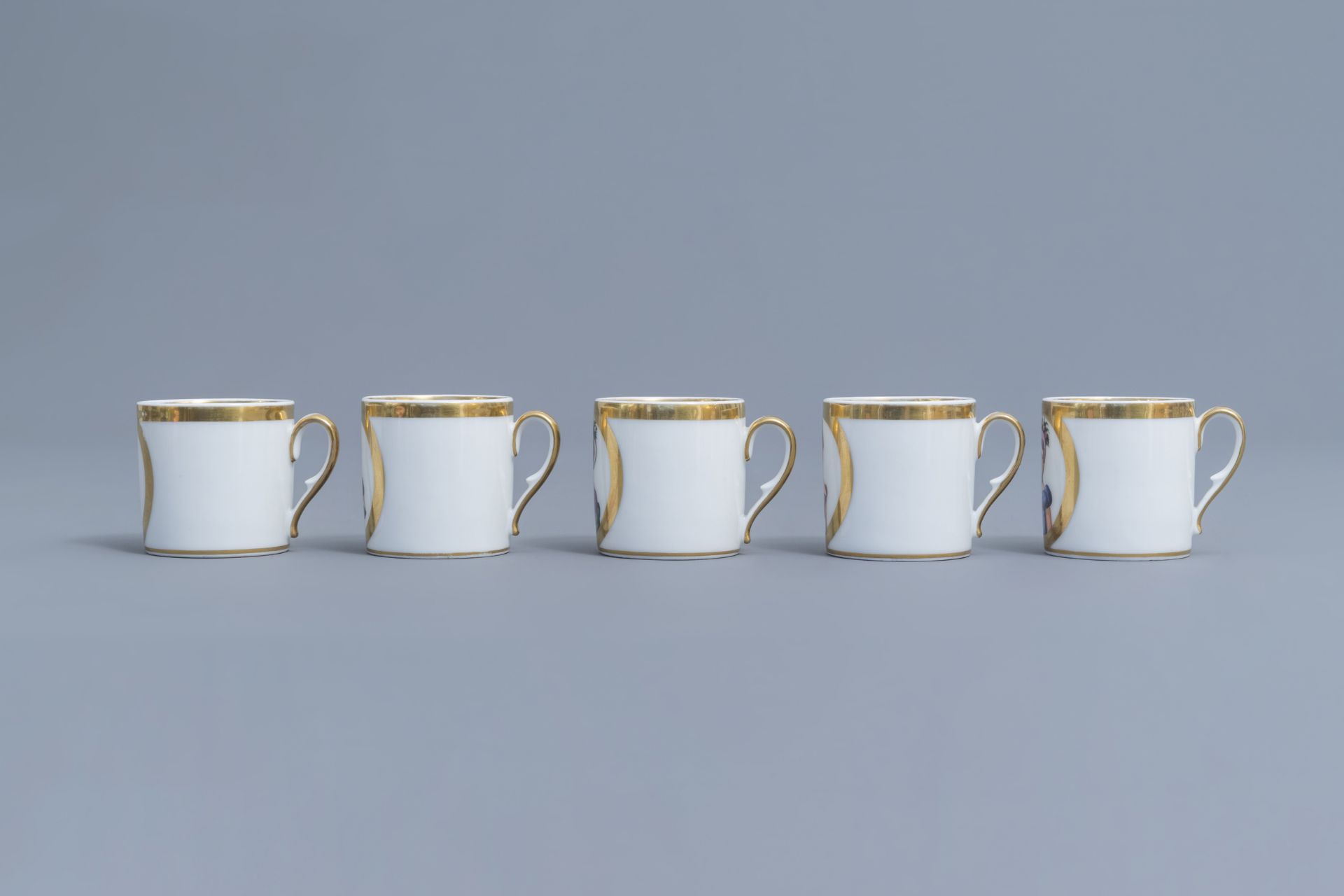 A 25-piece Paris porcelain coffee and tea service with First French Empire ladies portraits, 19th C. - Image 51 of 70