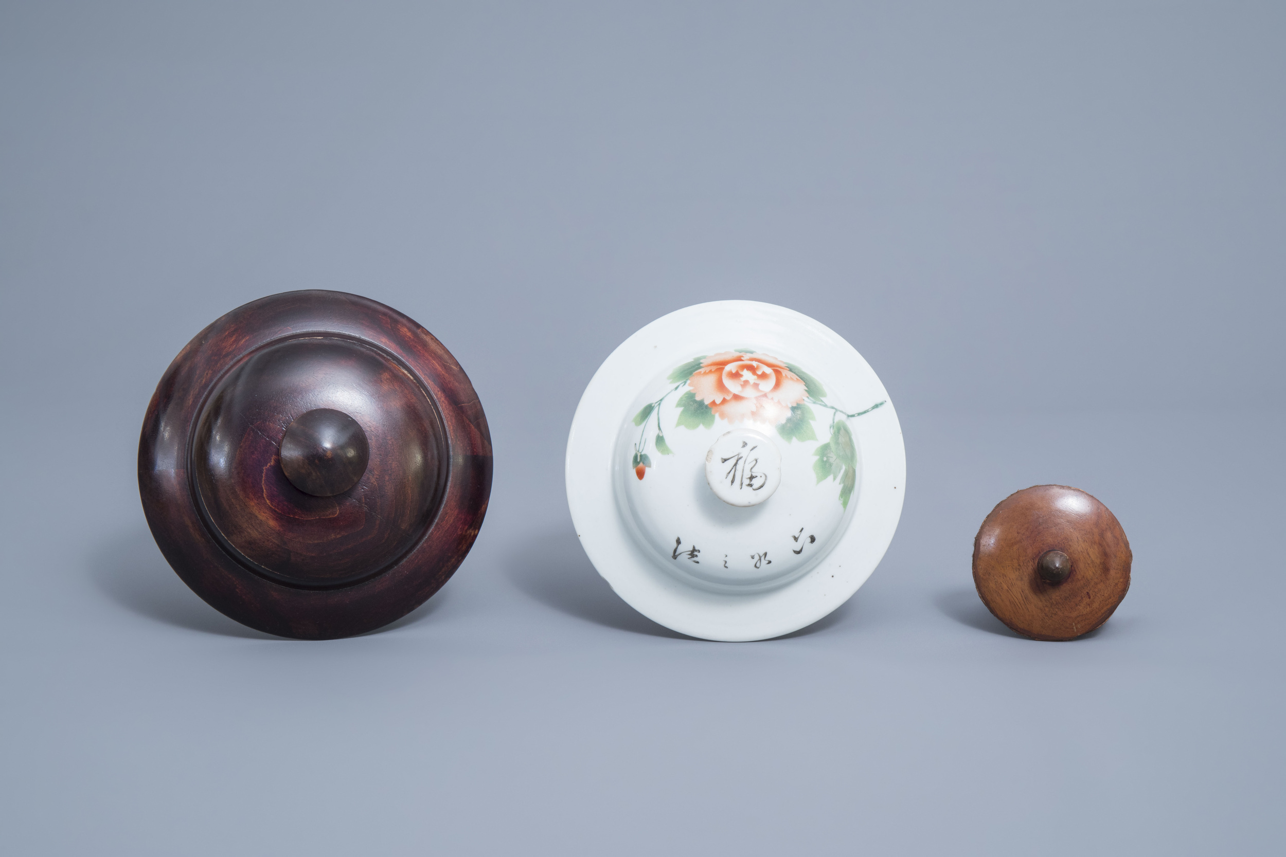Two Chinese famille rose and qianjiang cai vases and covers and a ginger jar, 19th/20th C. - Image 8 of 9