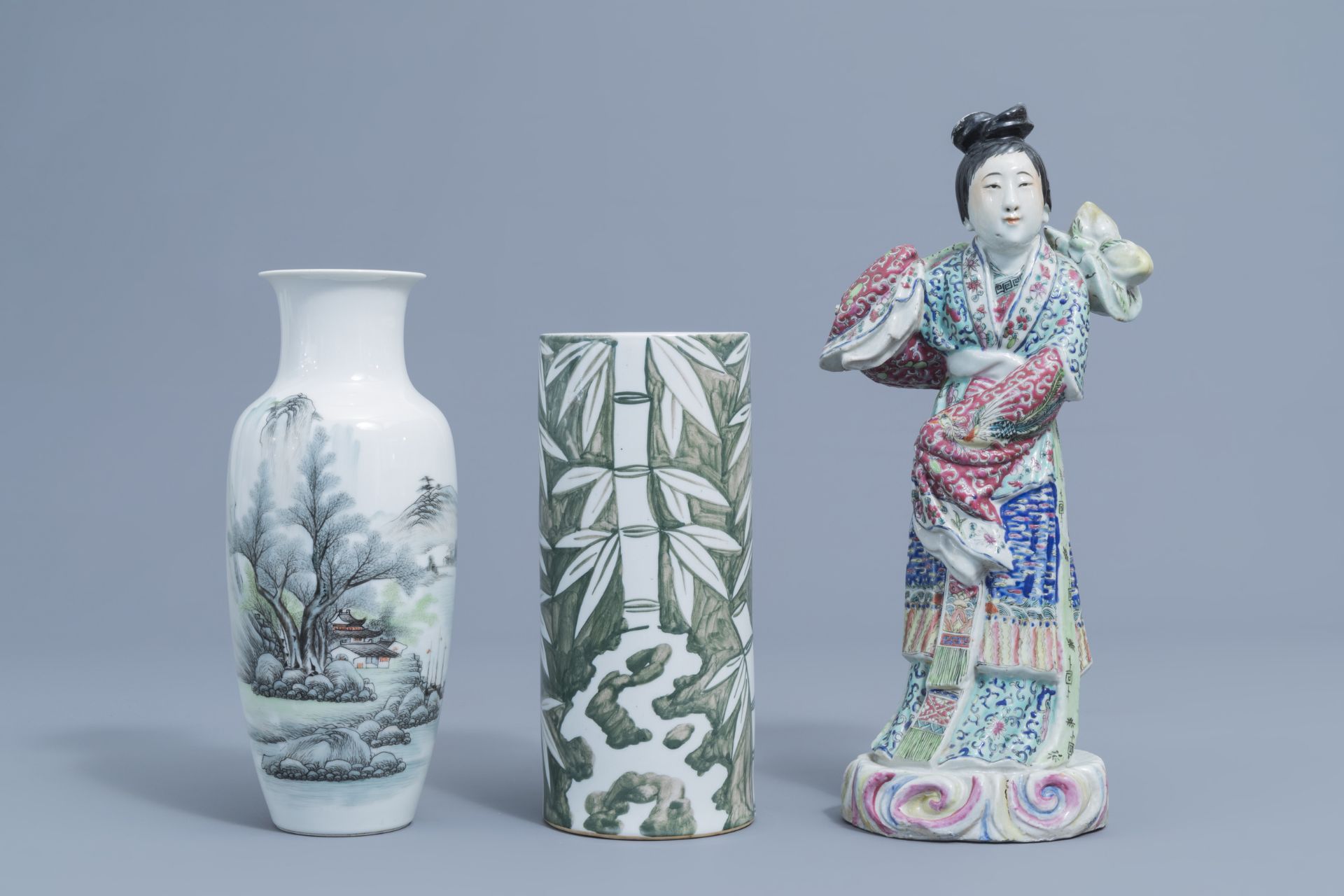 A varied collection of Chinese famille rose and famille verte porcelain, 19th/20th C. - Image 8 of 13