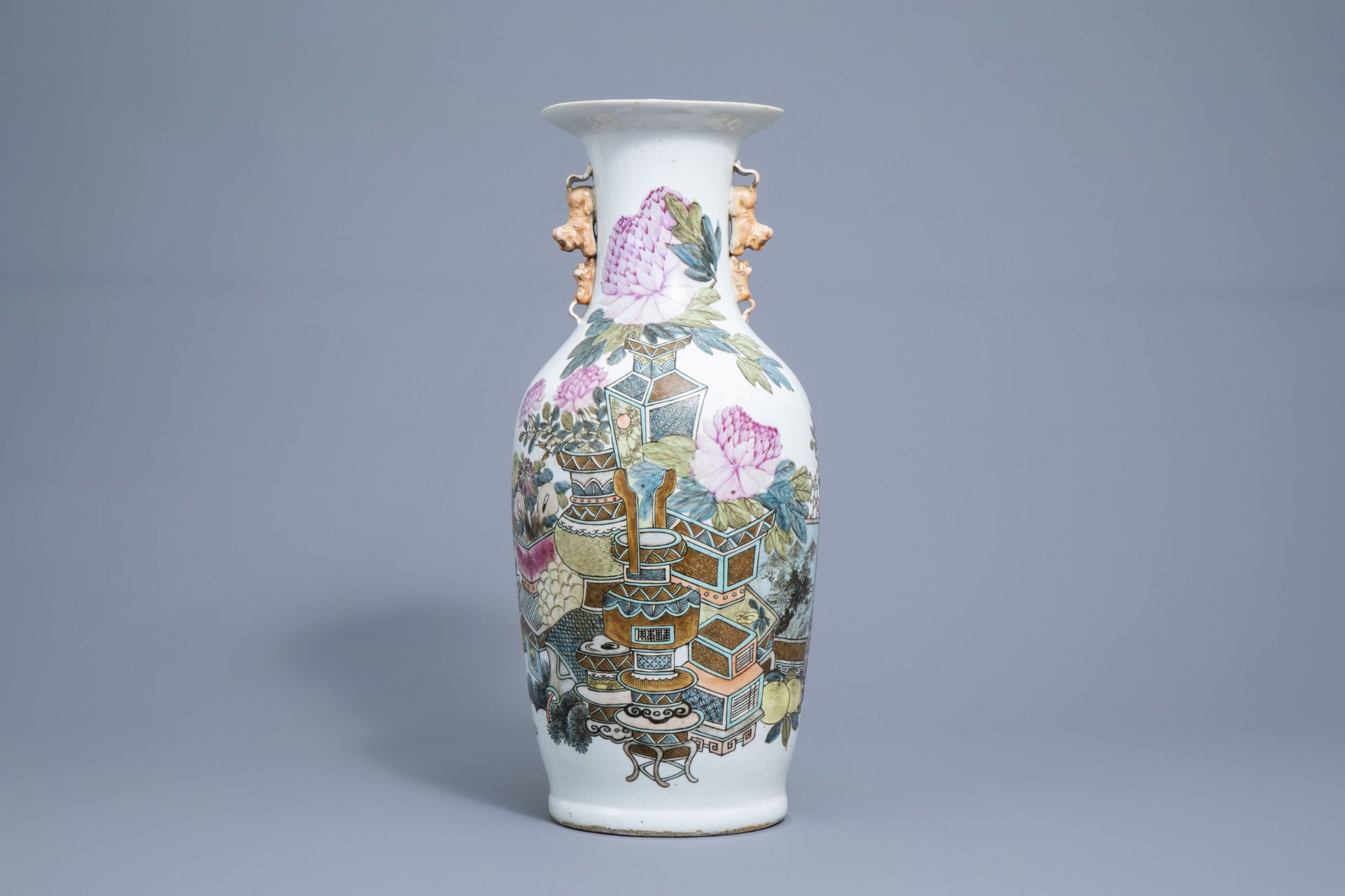 A Chinese qianjiang cai vase with antiquities design, 19th/20th C.
