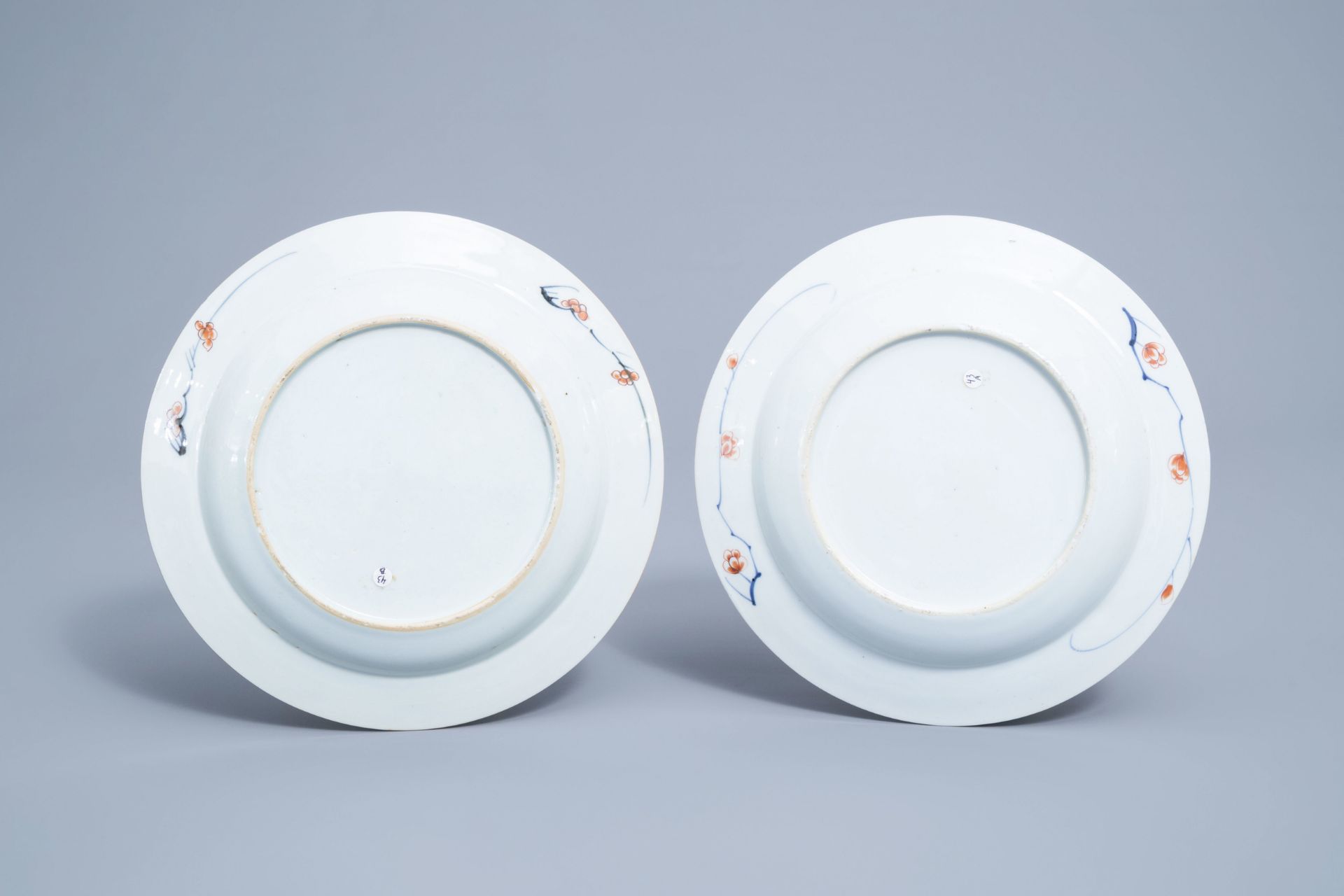 A pair of Chinese Imari style plates with floral design, Kangxi - Image 3 of 4