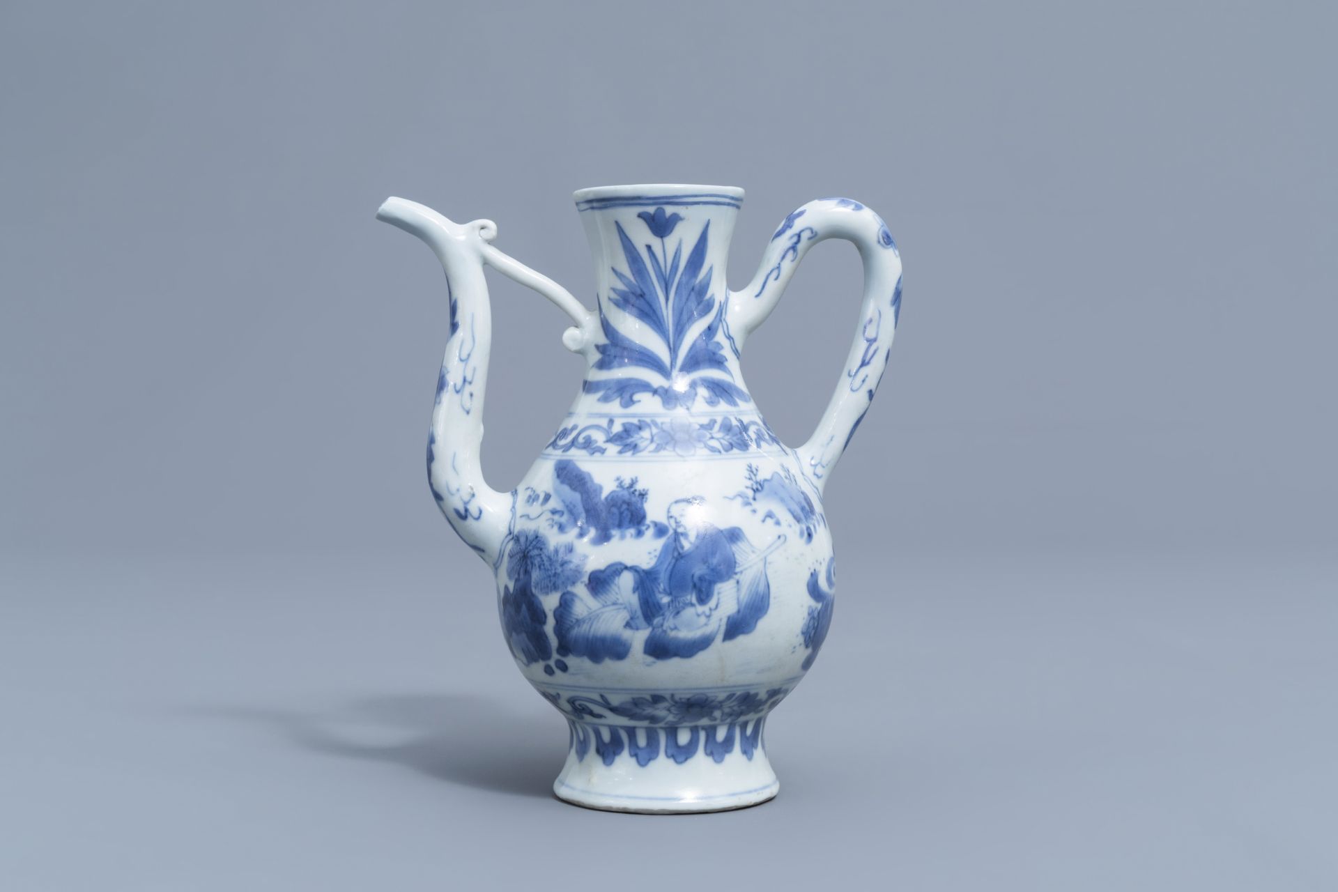 A Chinese blue and white ewer with figures in a landscape, Transitional period, 17th C. - Image 5 of 8