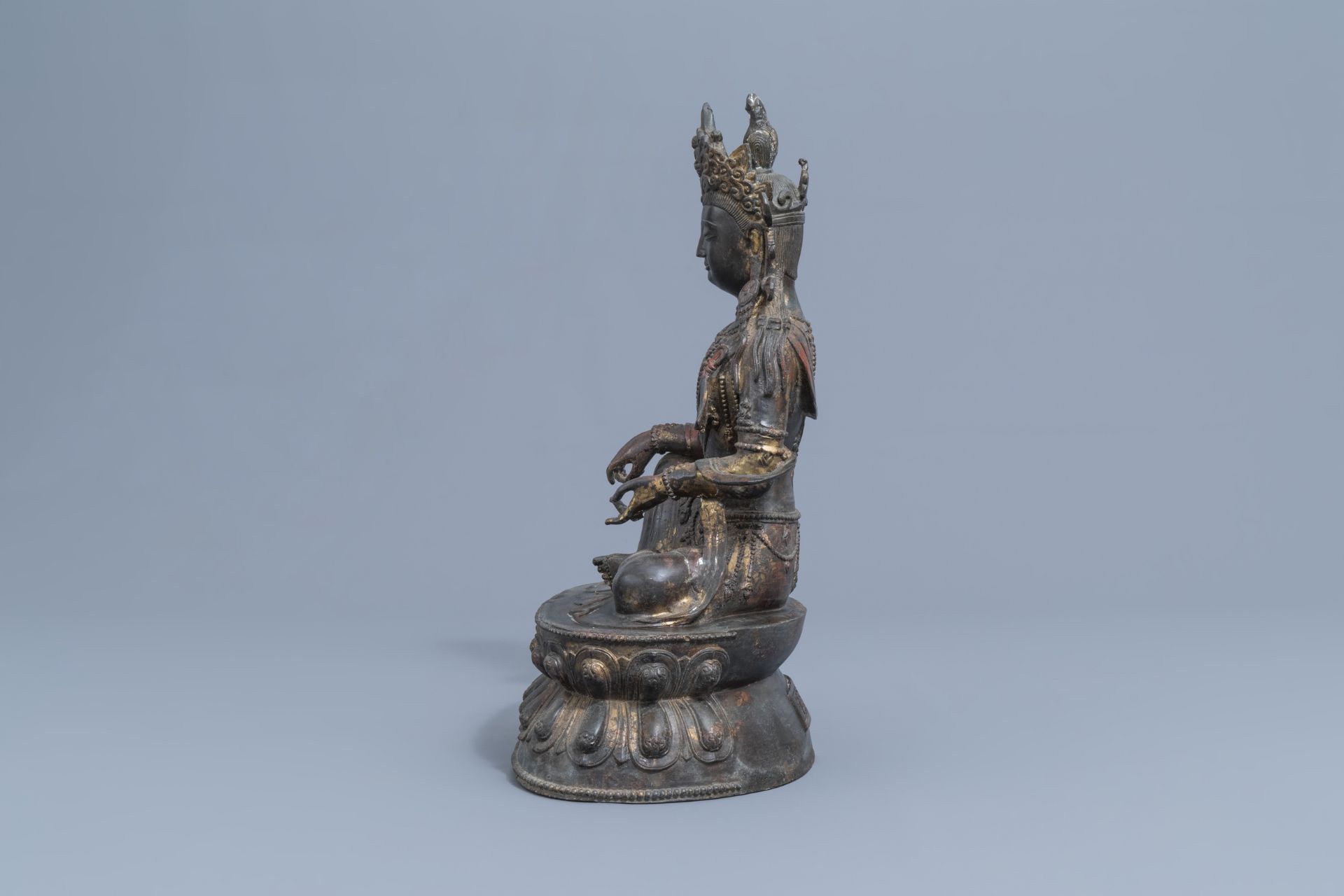 A large Chinese gilt-lacquered bronze figure of Buddha, 19th/20th C. - Image 5 of 8