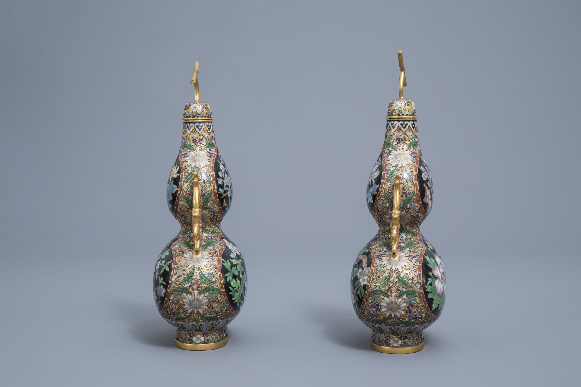 A varied and extensive collection of Chinese cloisonne vases, a teapot and a dish on foot, 20th C. - Image 13 of 27