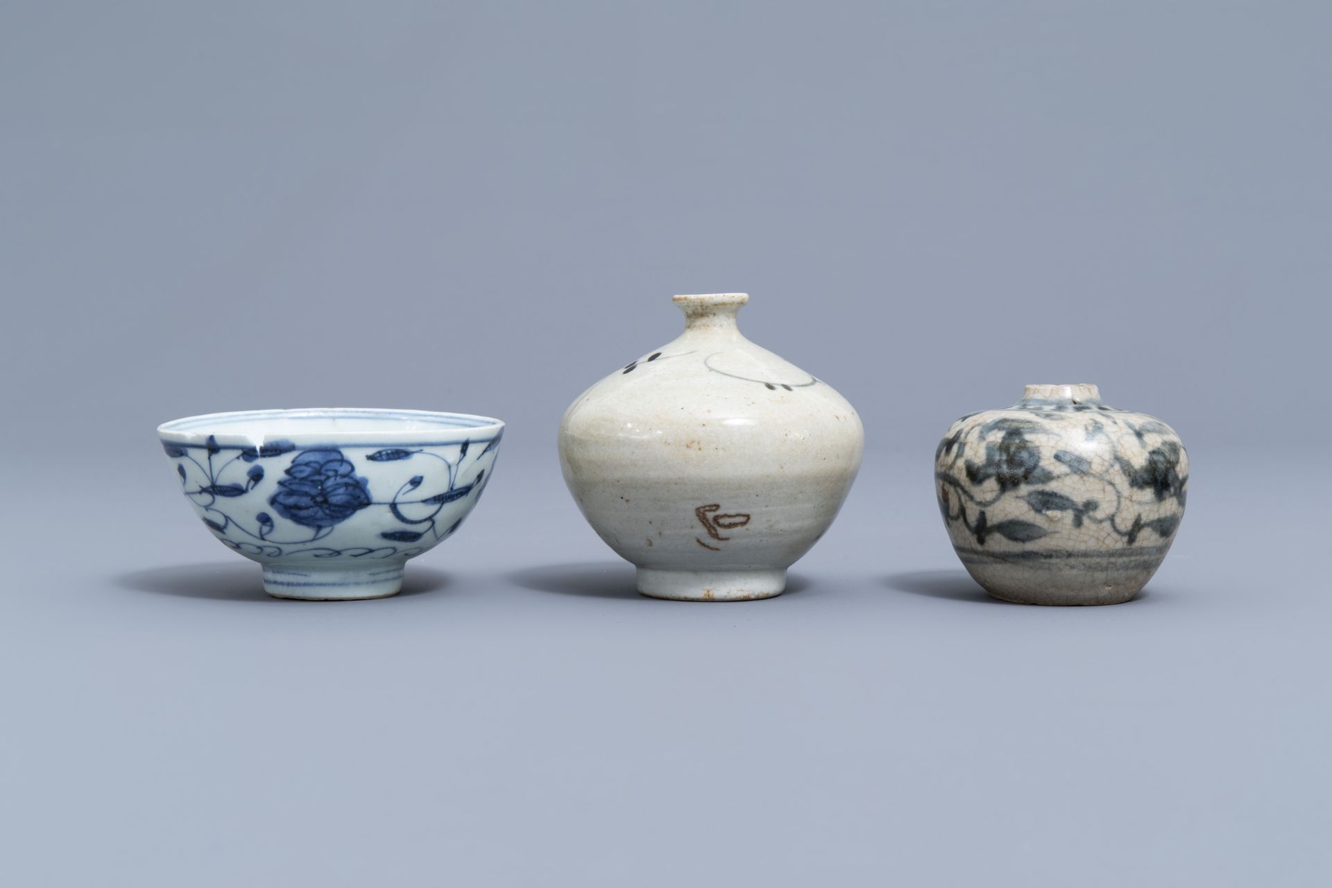 A varied collection of Chinese blue, white and celadon porcelain, Ming and later - Image 19 of 38