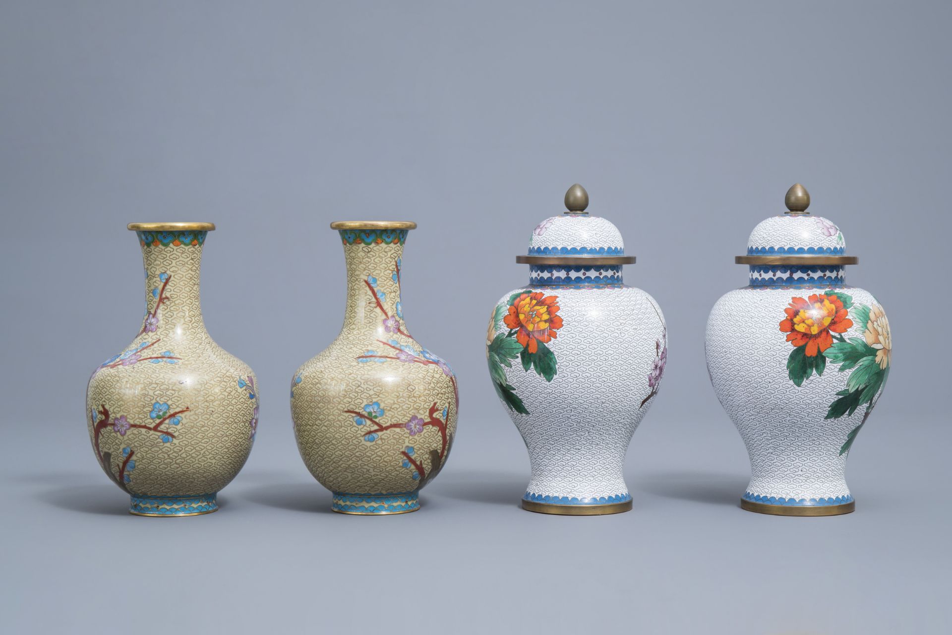 A varied and extensive collection of Chinese cloisonne vases, a teapot and a dish on foot, 20th C. - Image 5 of 27