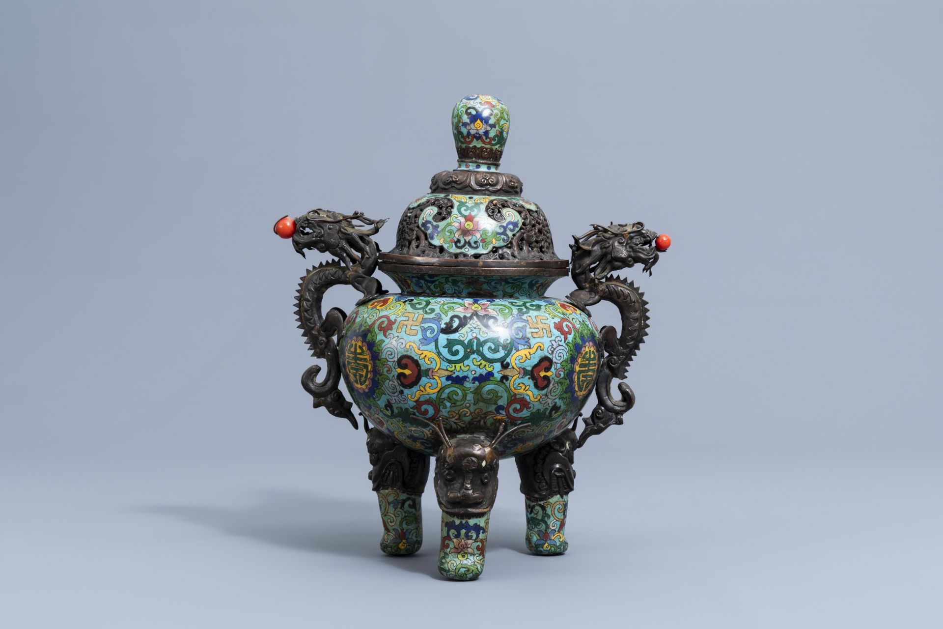 A Chinese cloisonne tripod incense burner and cover with dragon relief design, 20th C. - Image 4 of 7