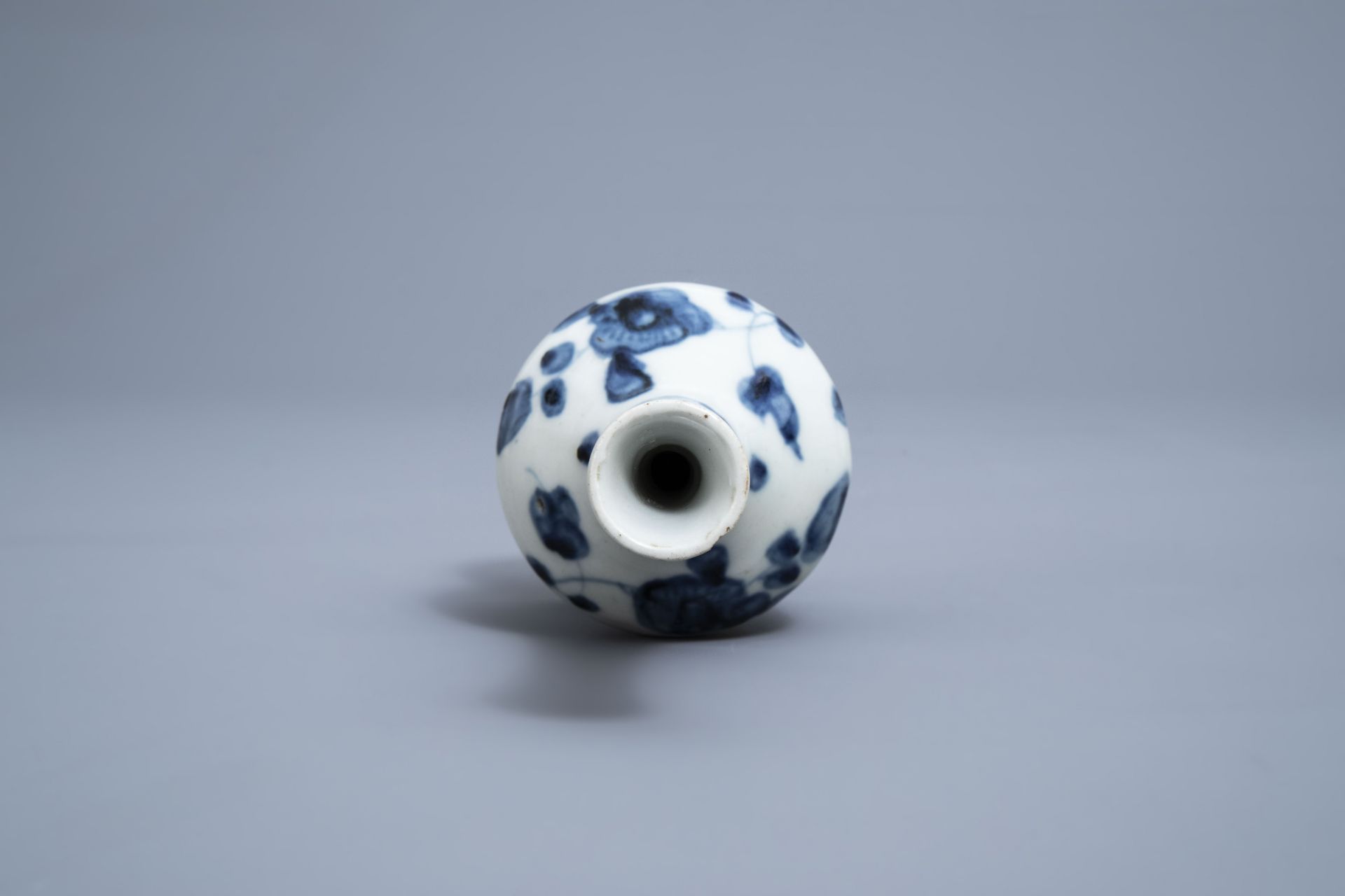 A Chinese blue and white Swatow vase with floral design, probably Ming - Image 6 of 7