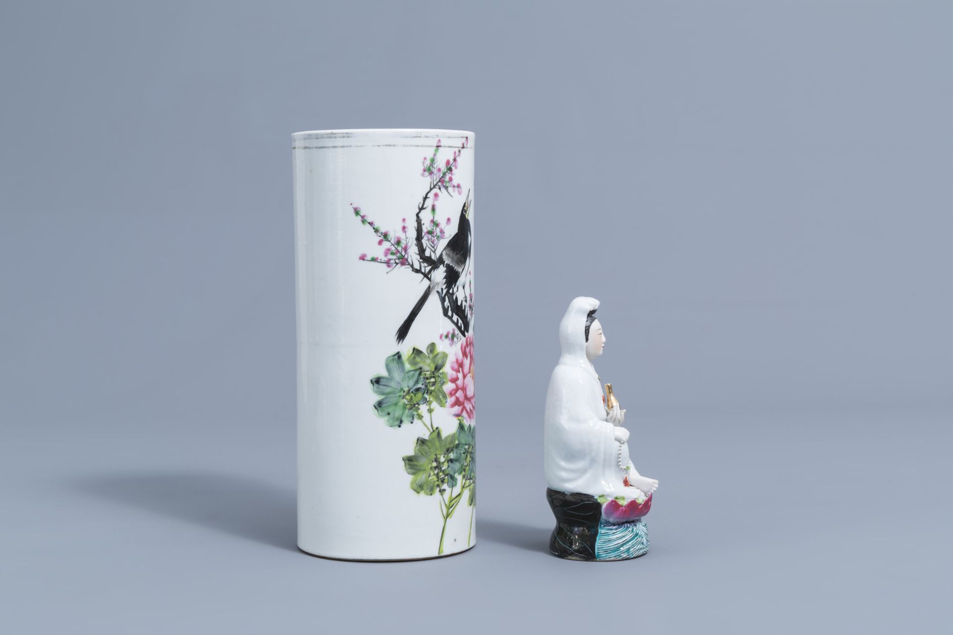 A varied collection of Chinese qianjiang cai and famille rose porcelain, 19th/20th C. - Image 3 of 16