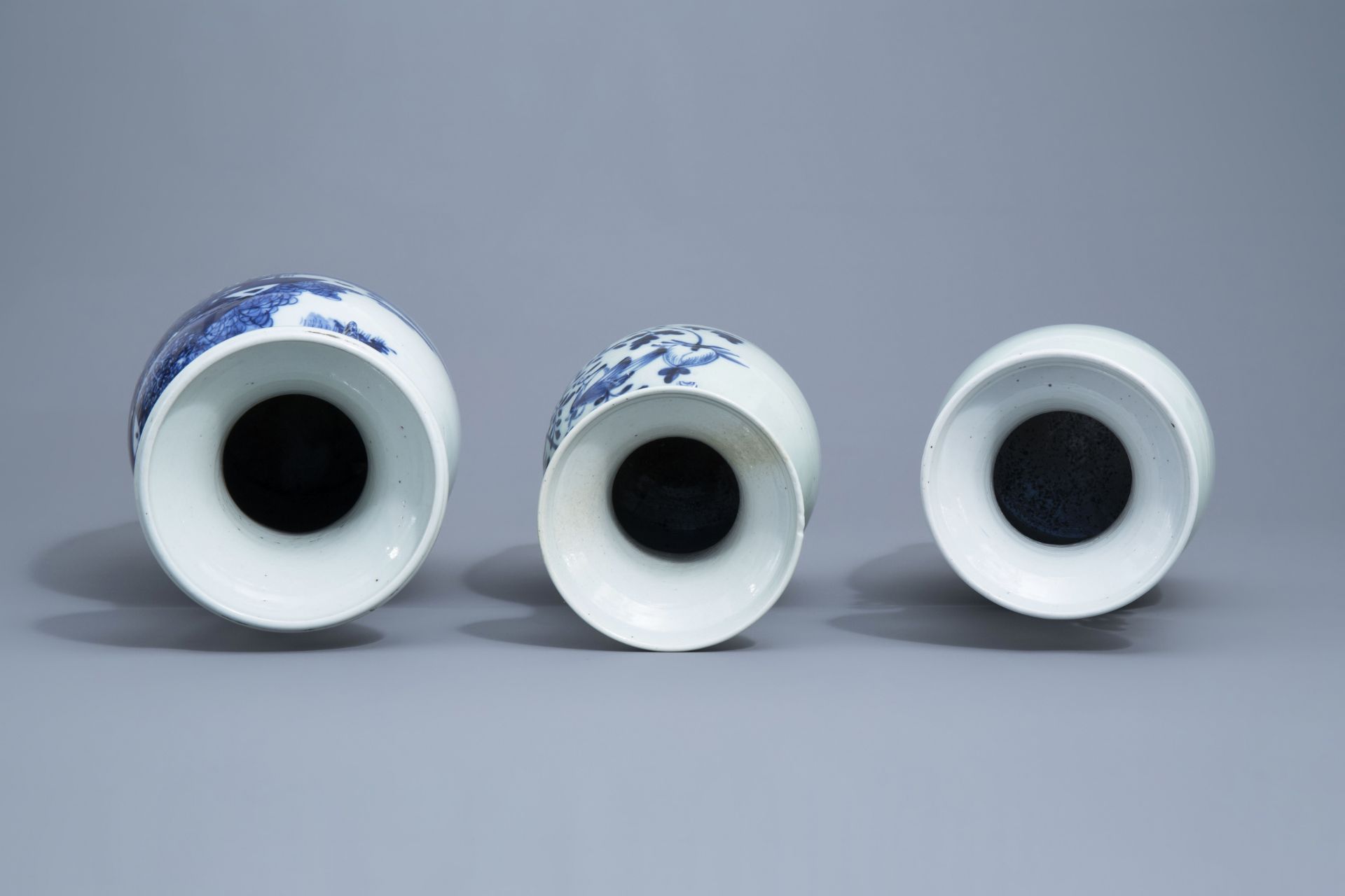 A Chinese blue and white landscape vase and four celadon vases, 19th/20th C. - Image 6 of 13