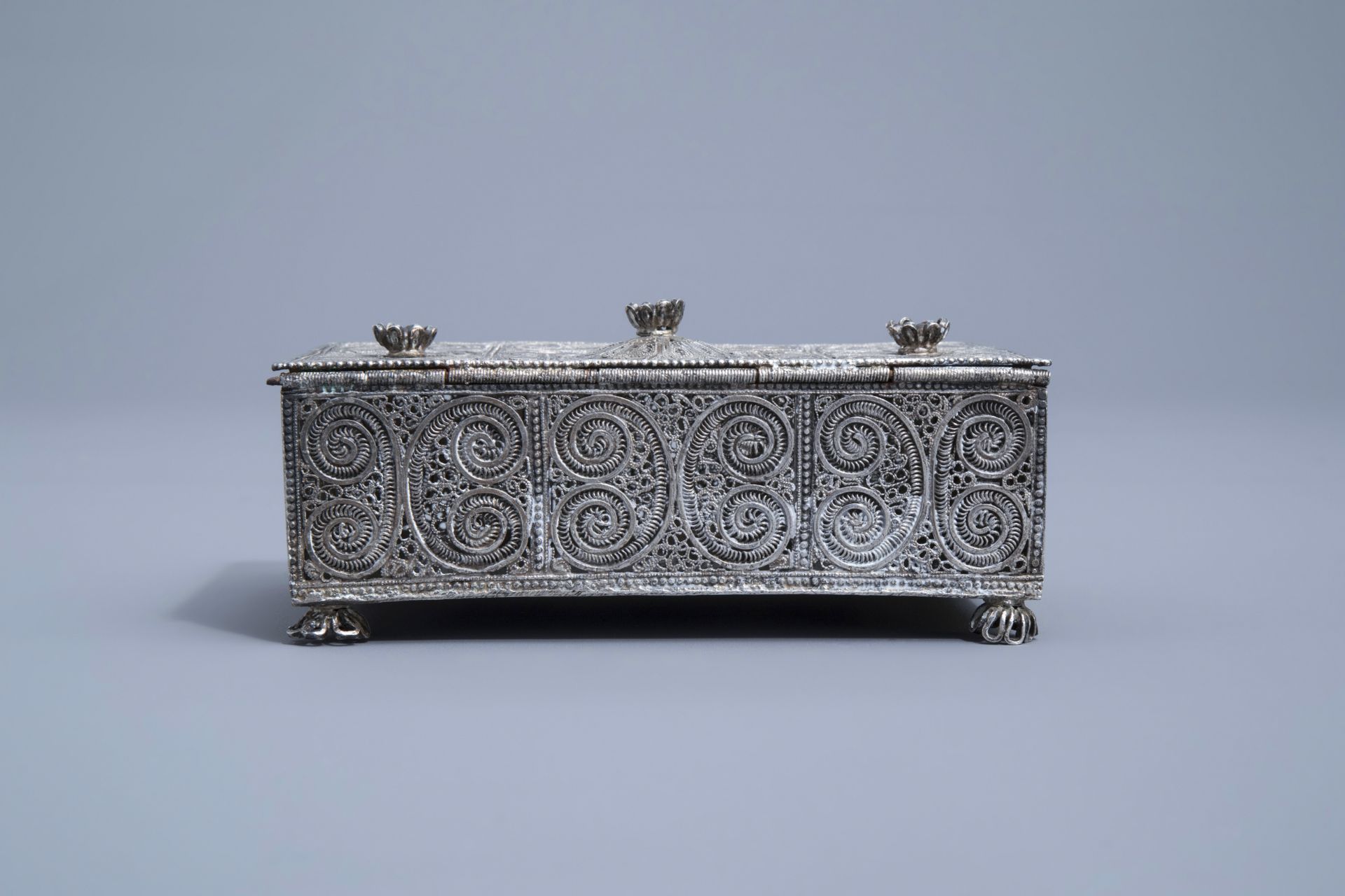 A silver filigree casket with floral design, 835/000, various marks, 19th/20th C. - Image 5 of 11