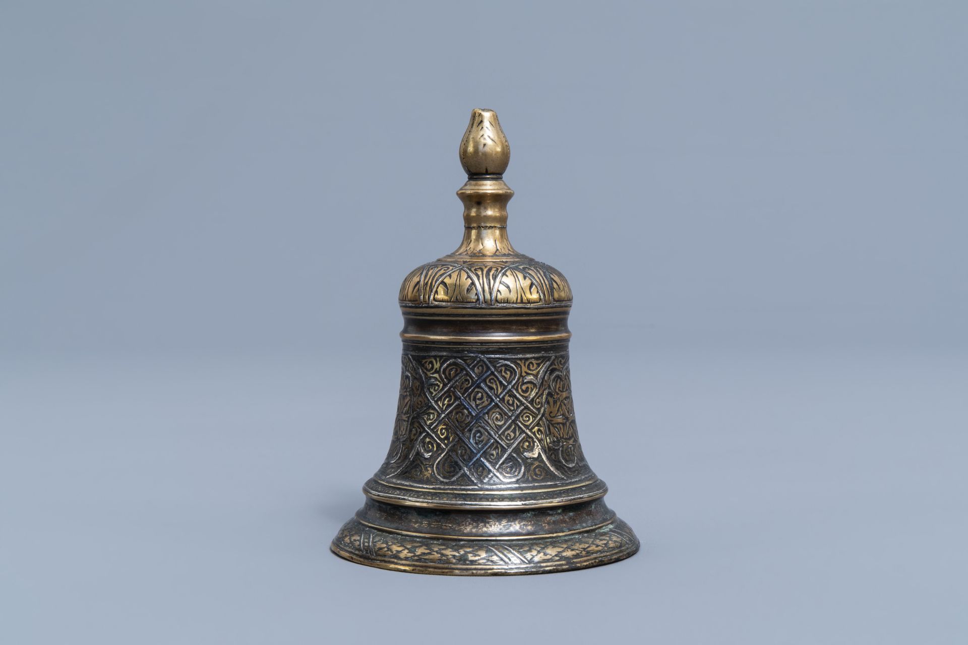 An Islamic silver inlaid bronze table bell, 17th/18th C. - Image 4 of 7