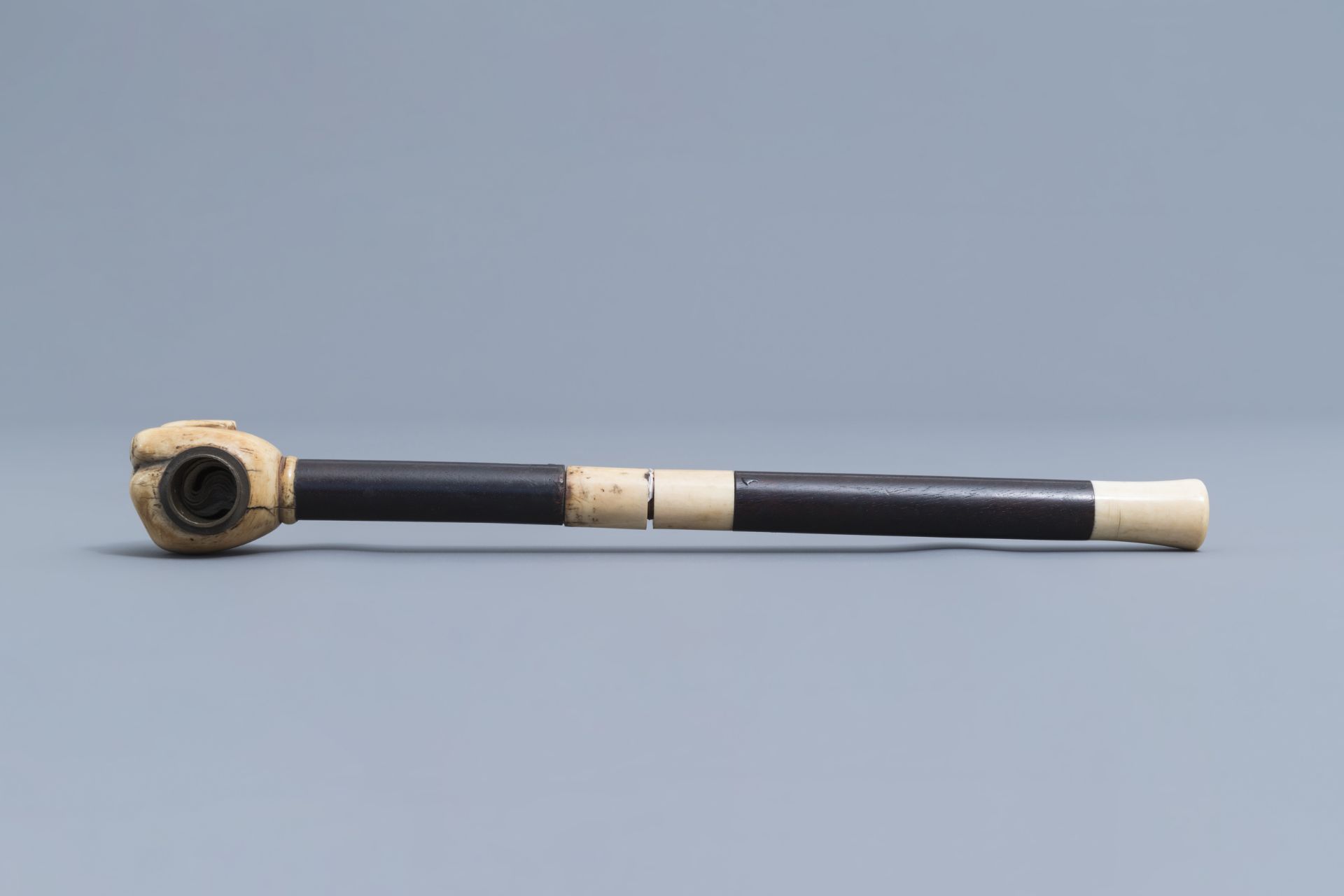 A Chinese hardwood and ivory travel opium pipe, 19th C. - Image 4 of 8