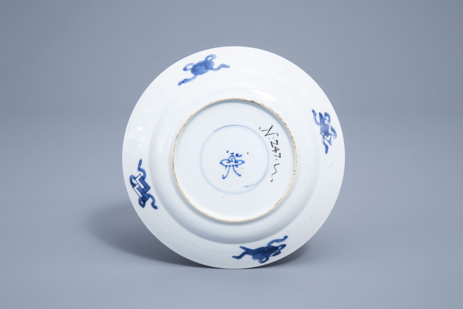 A Chinese blue and white 'qilin' plate, Kangxi - Bild 2 aus 2