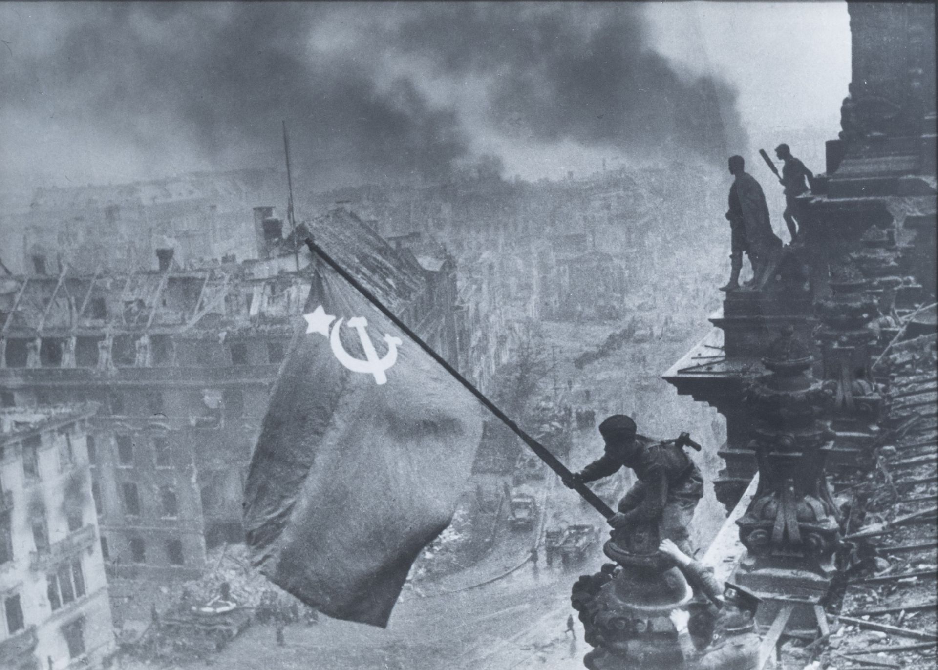 Jevgeni Chaldej (1917-1997): The Soviet flag on the Reichstag & 'Russian Marines on the Alert - Image 2 of 10