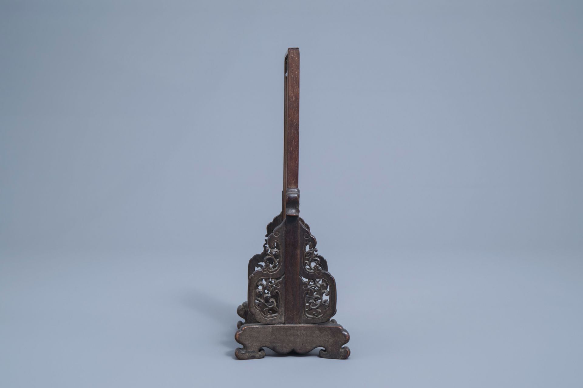 A Chinese wooden table screen with an ivory plaque depicting a lady and a butterfy, ca. 1920 - Image 5 of 11