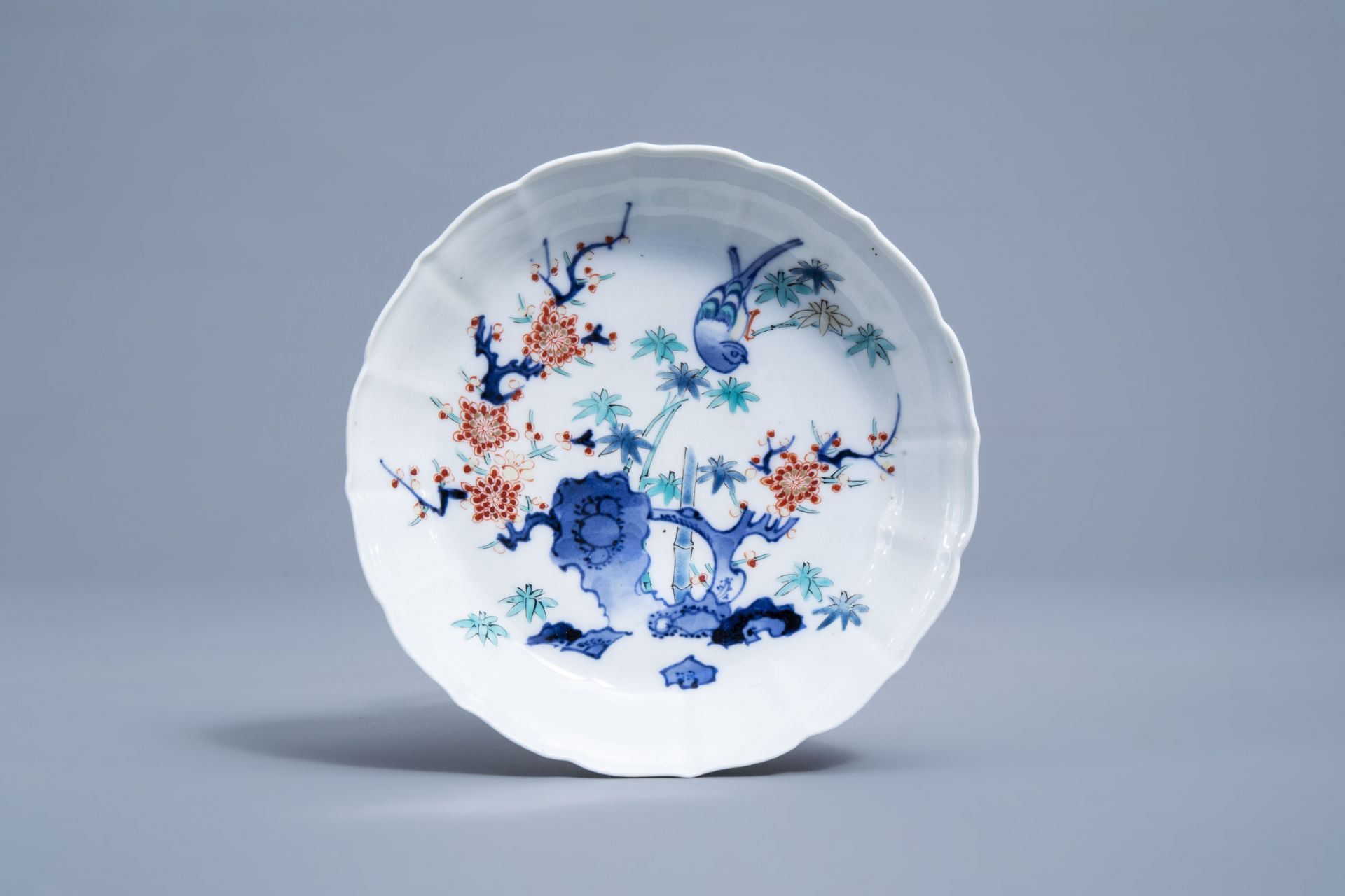 A Japanese Kakiemon box and cover and two lobed dishes with floral design, Edo/Meiji, 18th/19th C. - Image 3 of 12