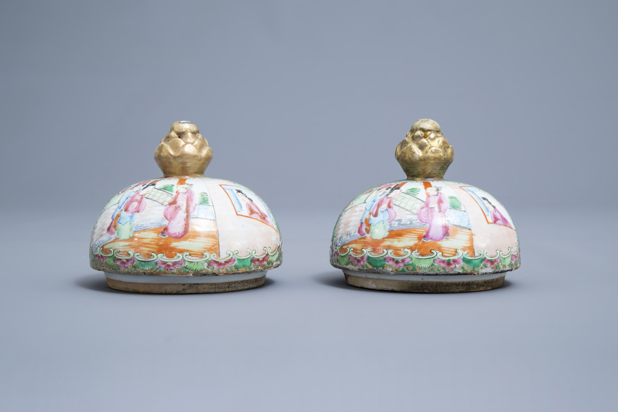 A pair of Chinese Canton famille rose vases and covers, 19th C. - Image 9 of 14